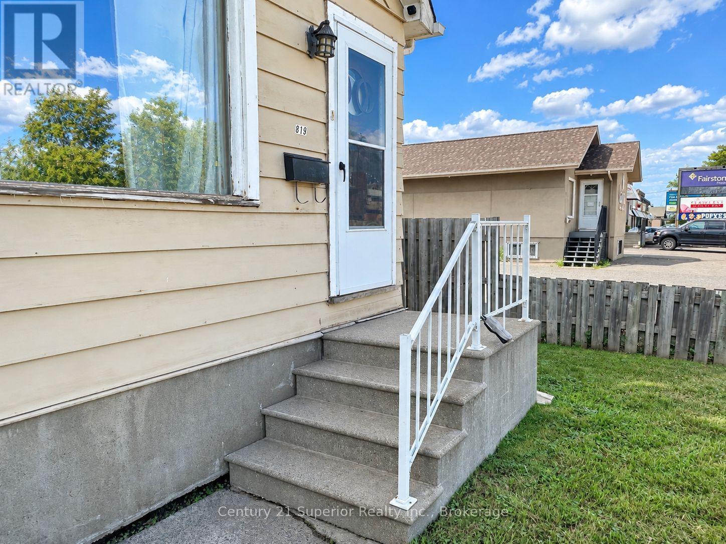819 MAY STREET N - 5
