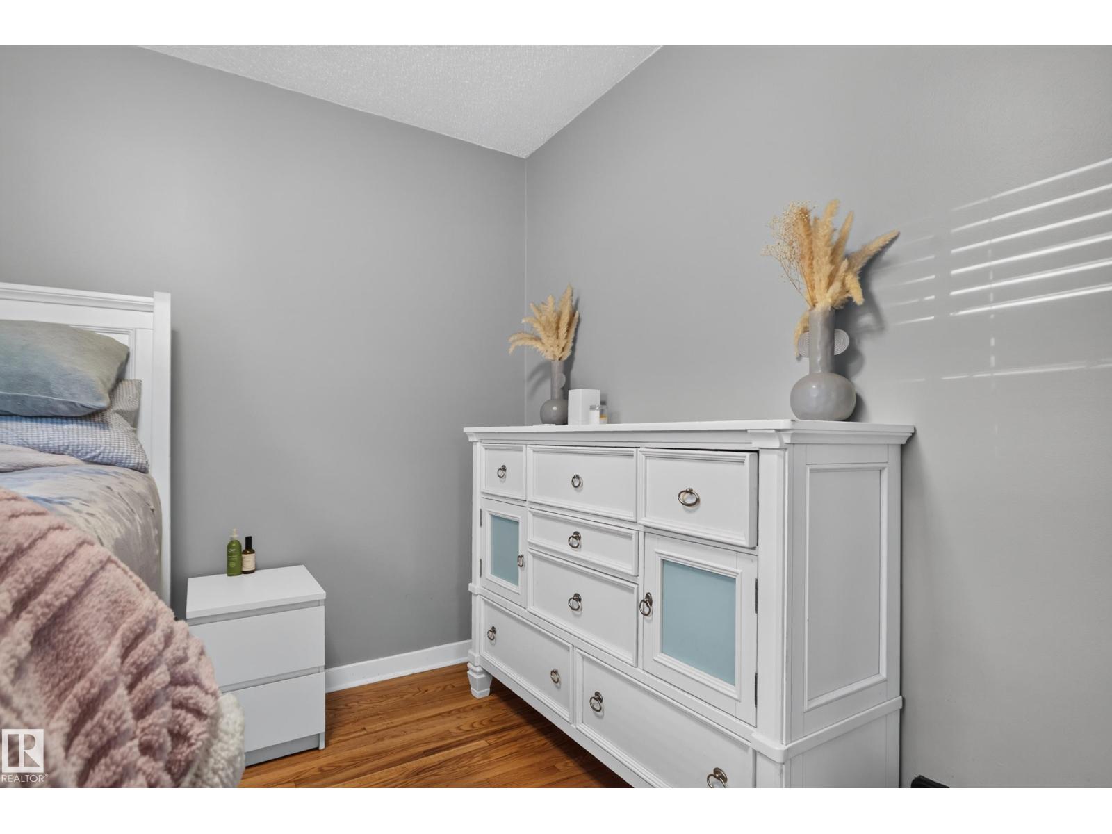 11406 83 ST NW - 15