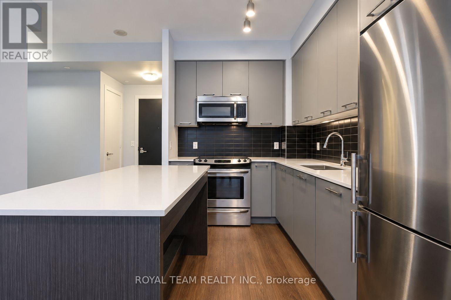#536 9471 YONGE STREET - 3