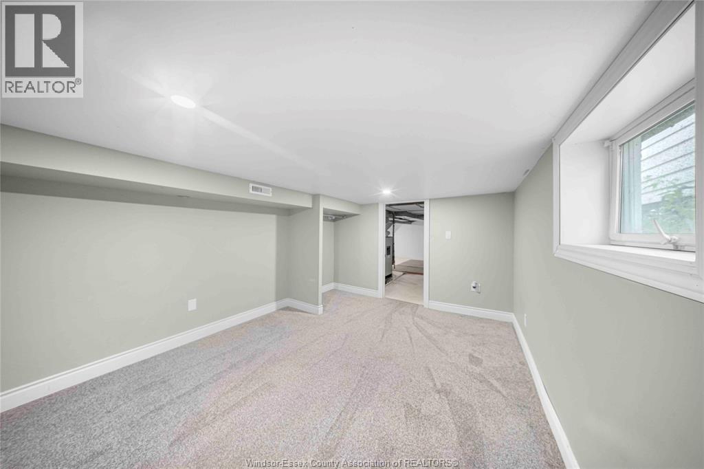 1347 Lincoln - Image 25