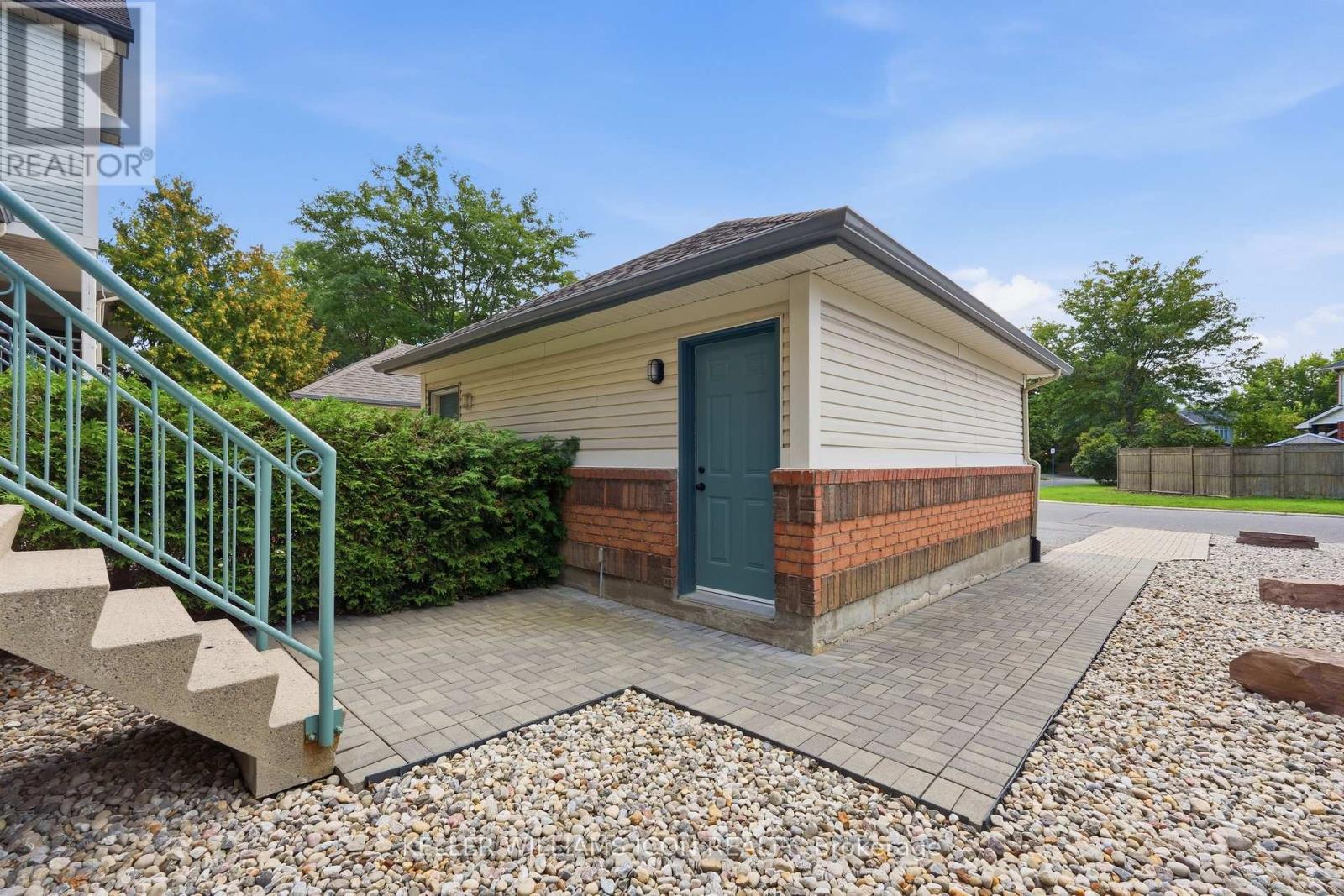 43 THORNBURY CRESCENT - 4
