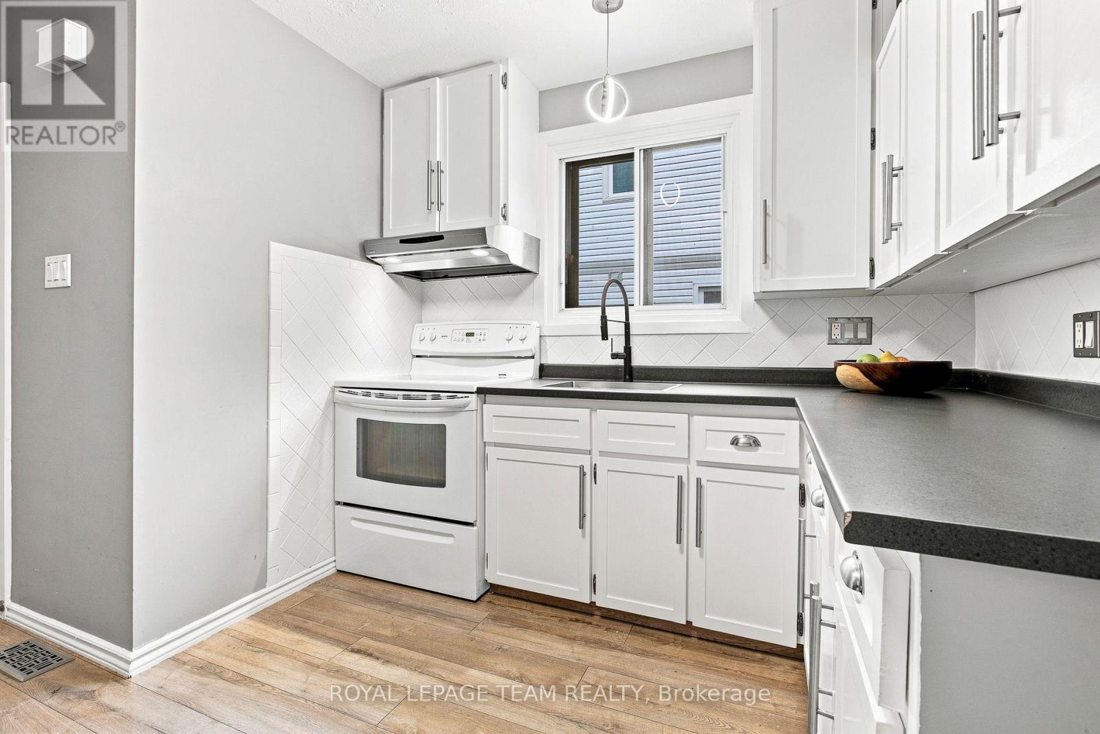 25 GRADY CRESCENT - 13