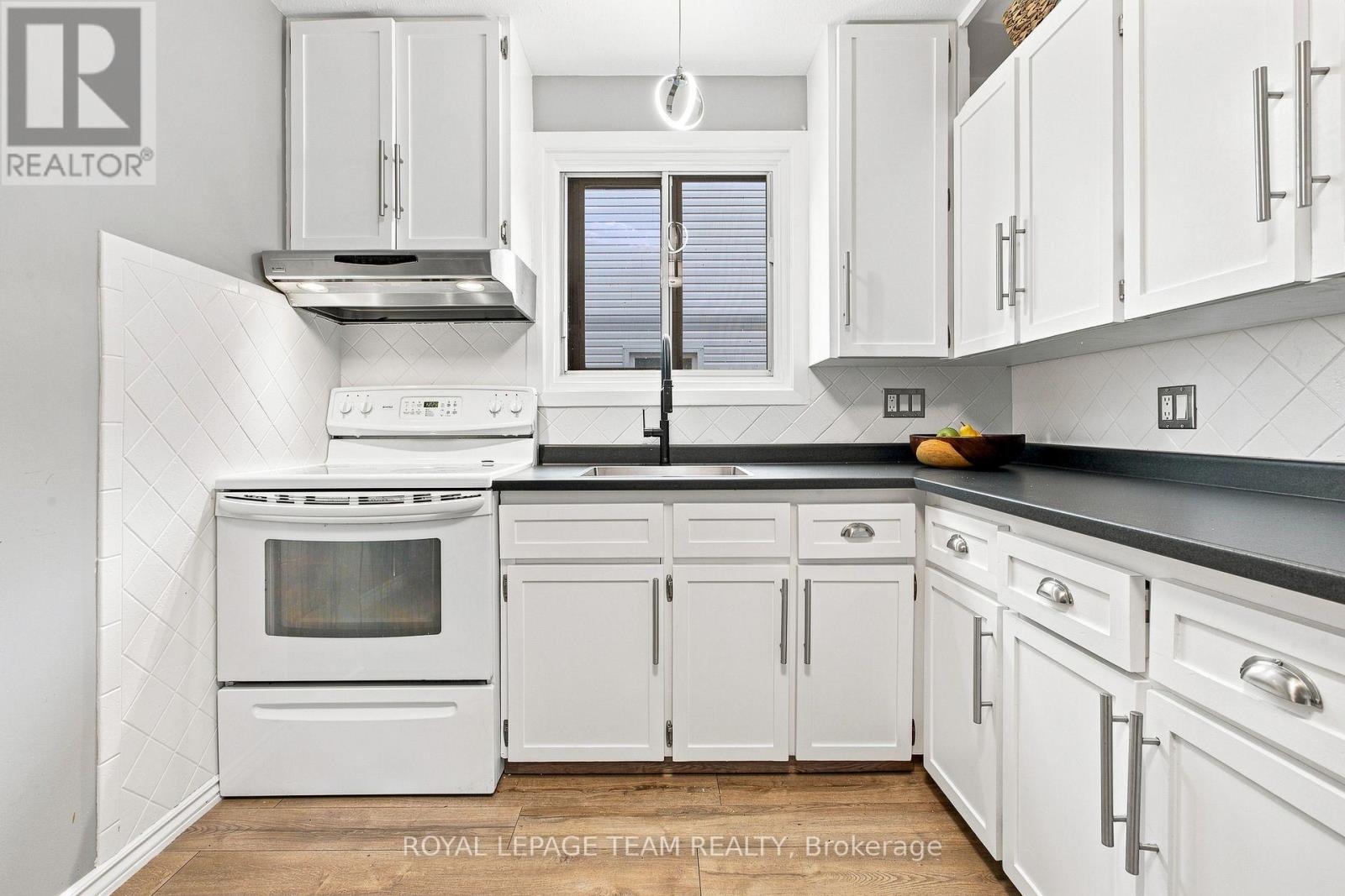 25 GRADY CRESCENT - 16