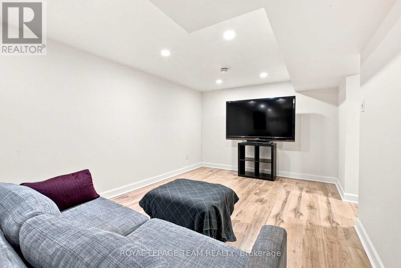 25 GRADY CRESCENT - 38