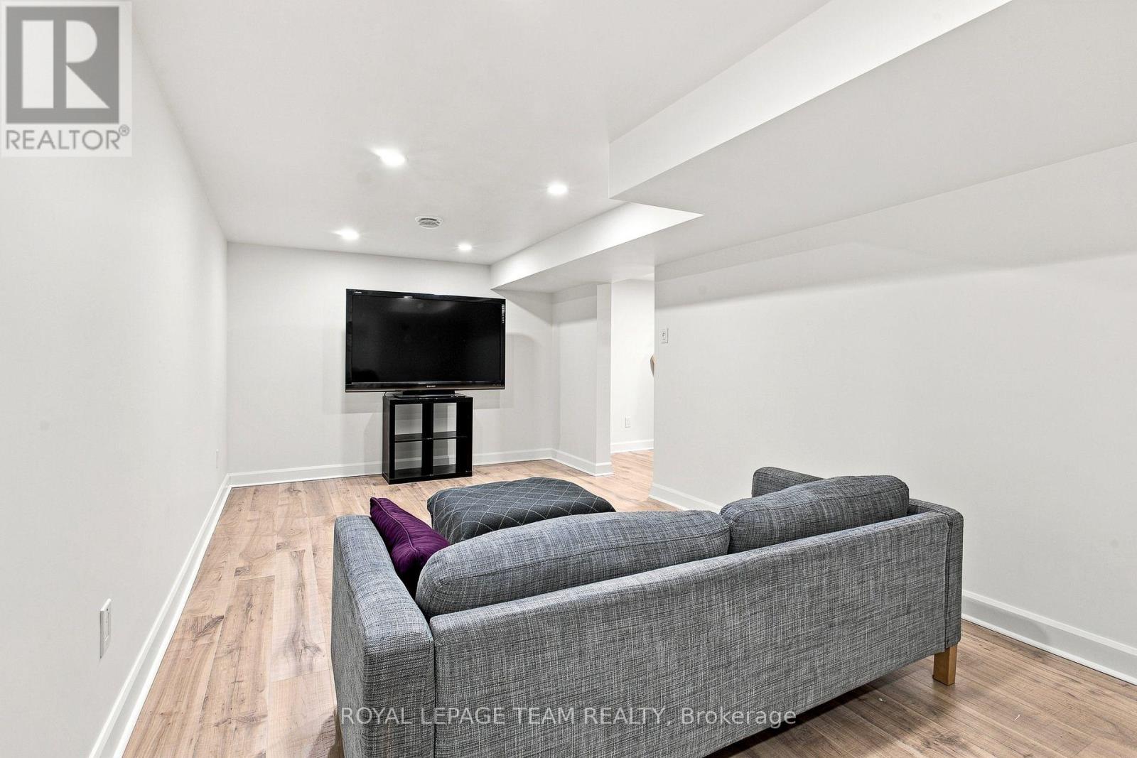 25 GRADY CRESCENT - 39