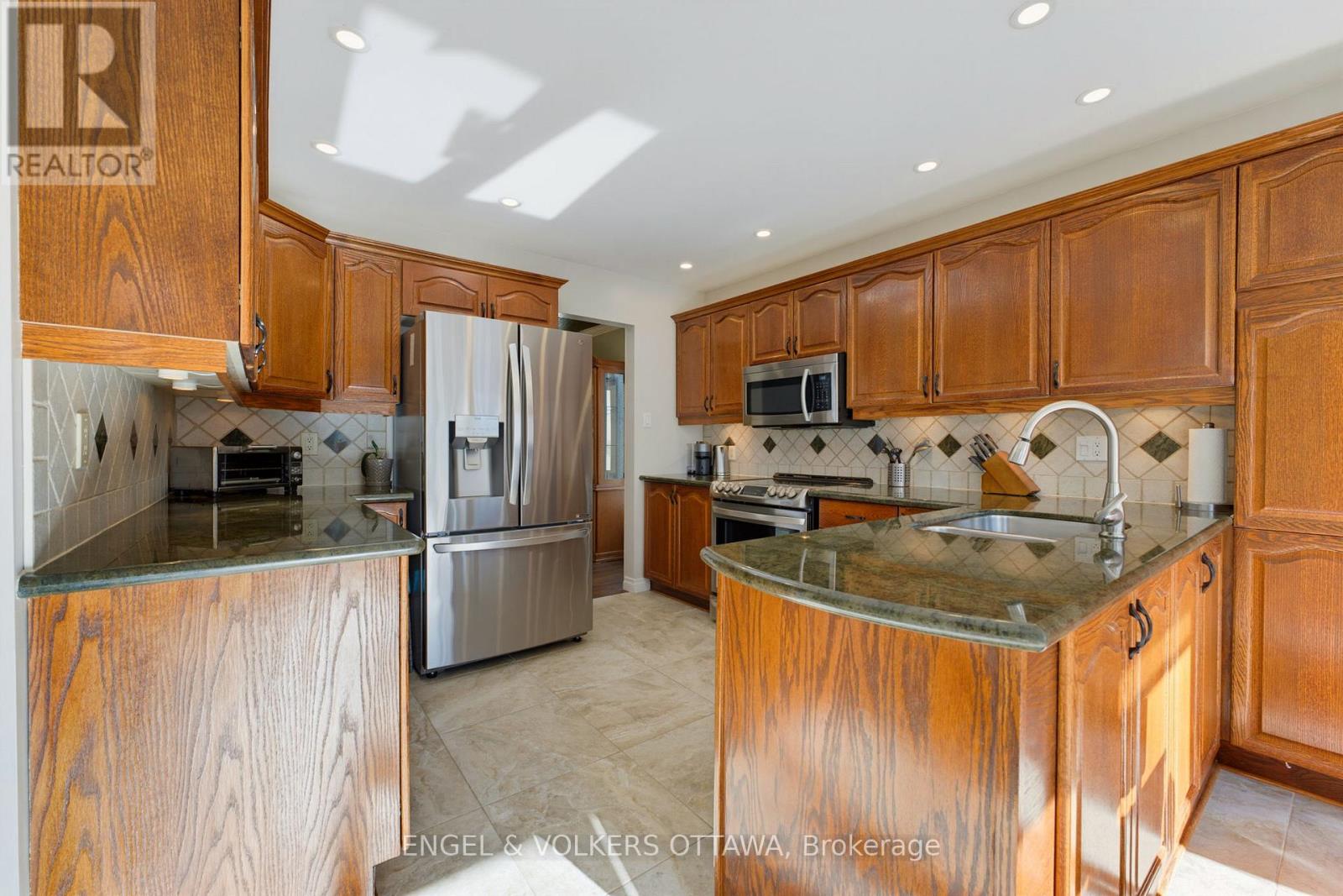 736 HAUTEVIEW CRESCENT - Image 12
