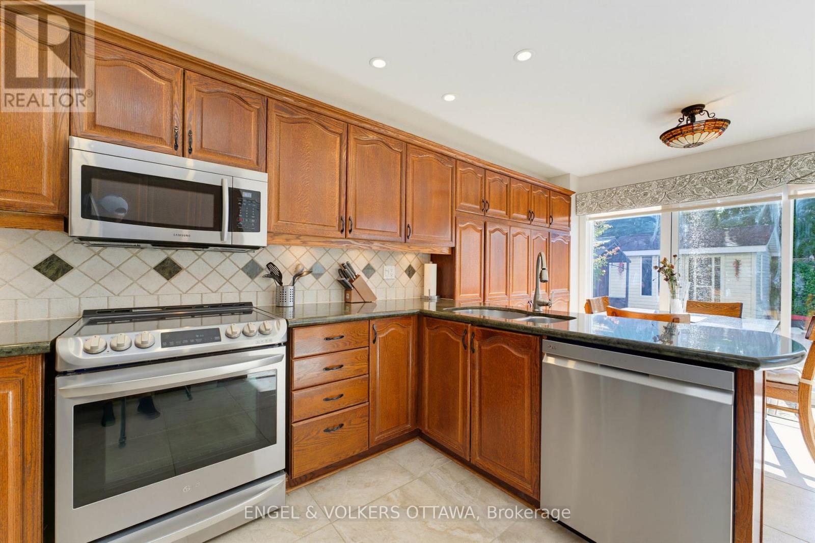 736 HAUTEVIEW CRESCENT - Image 13
