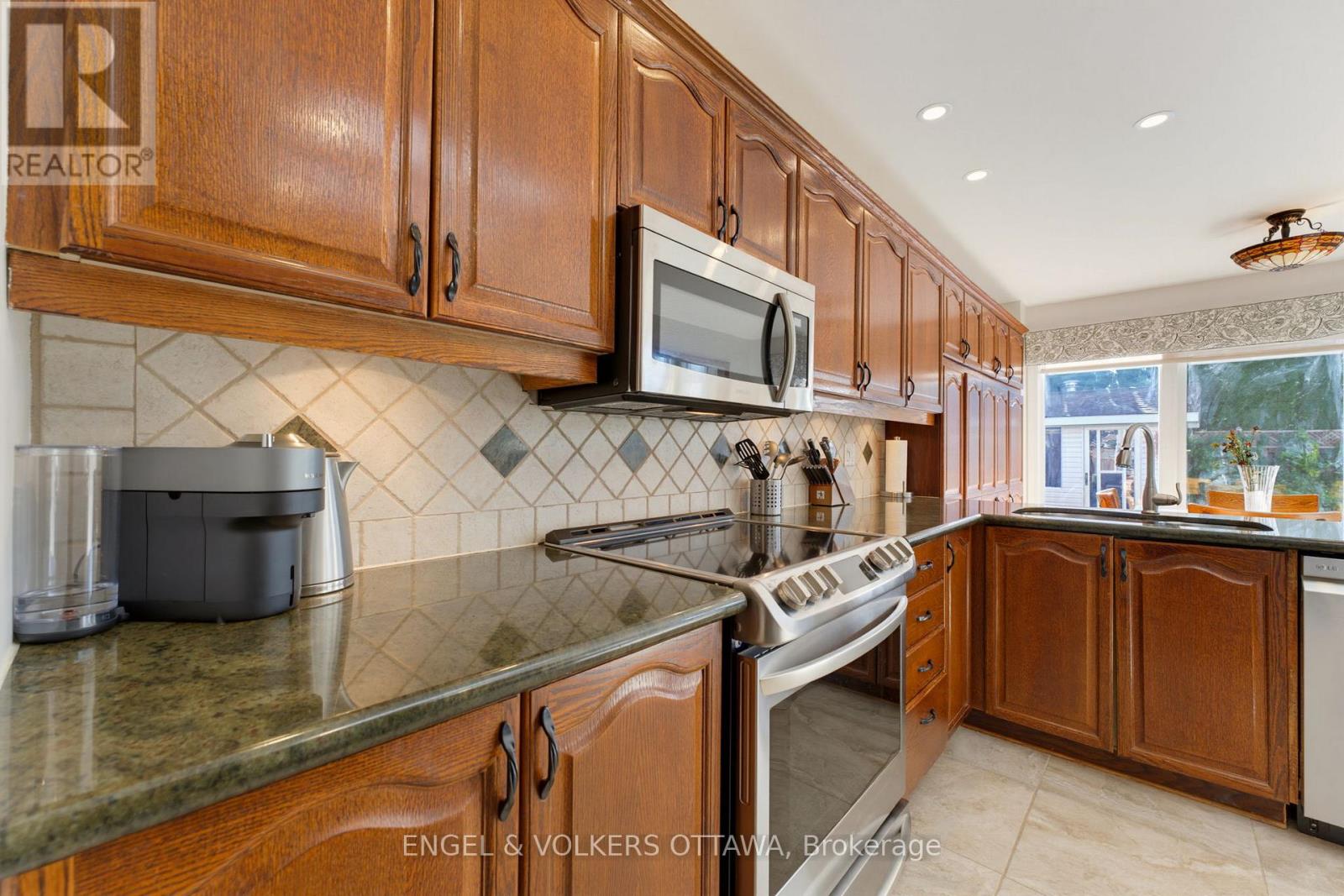 736 HAUTEVIEW CRESCENT - Image 14