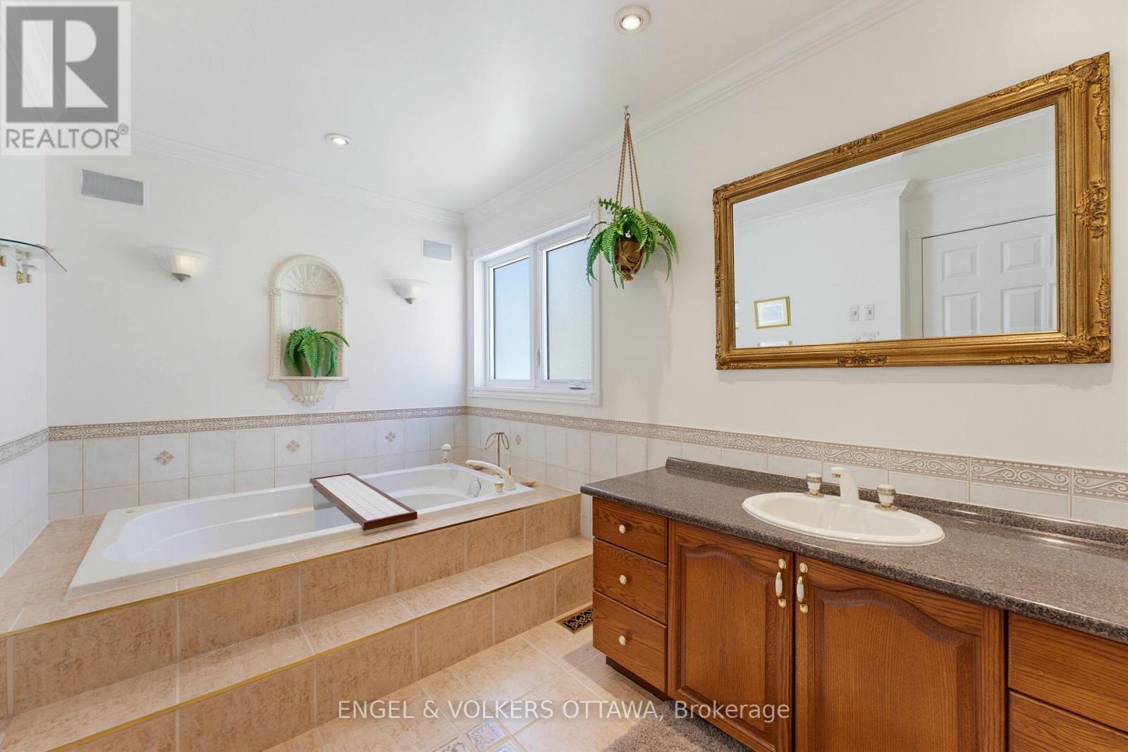 736 HAUTEVIEW CRESCENT - 24