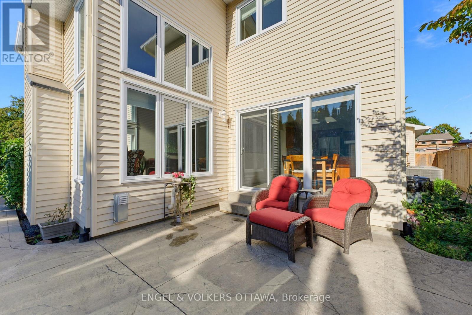 736 HAUTEVIEW CRESCENT - 32