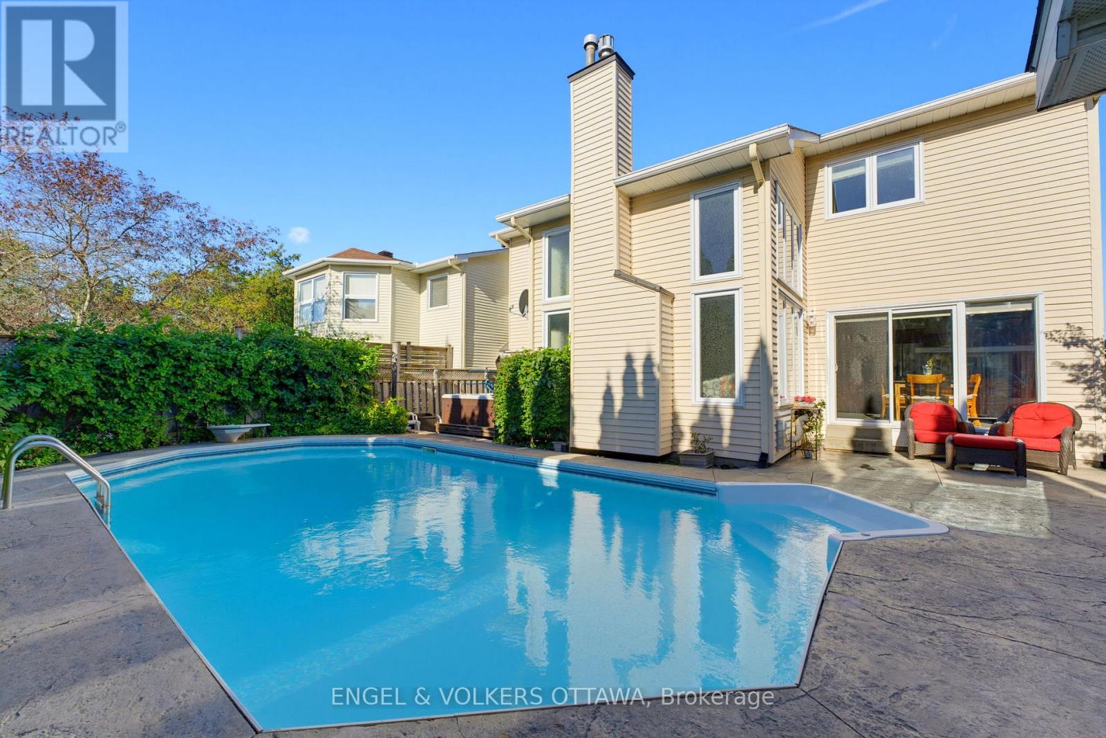 736 HAUTEVIEW CRESCENT - 36