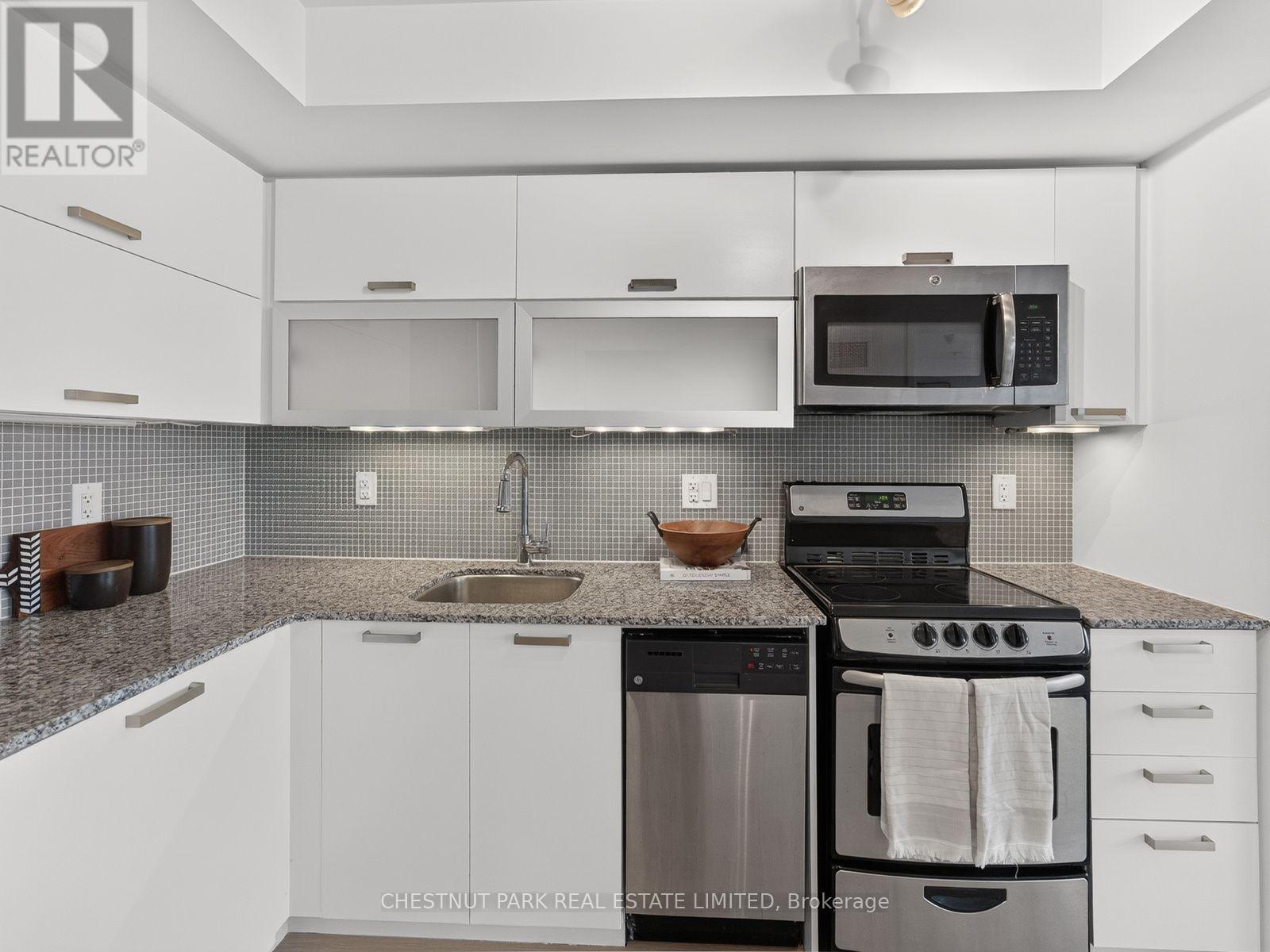 #2111E 36 LISGAR STREET - 6