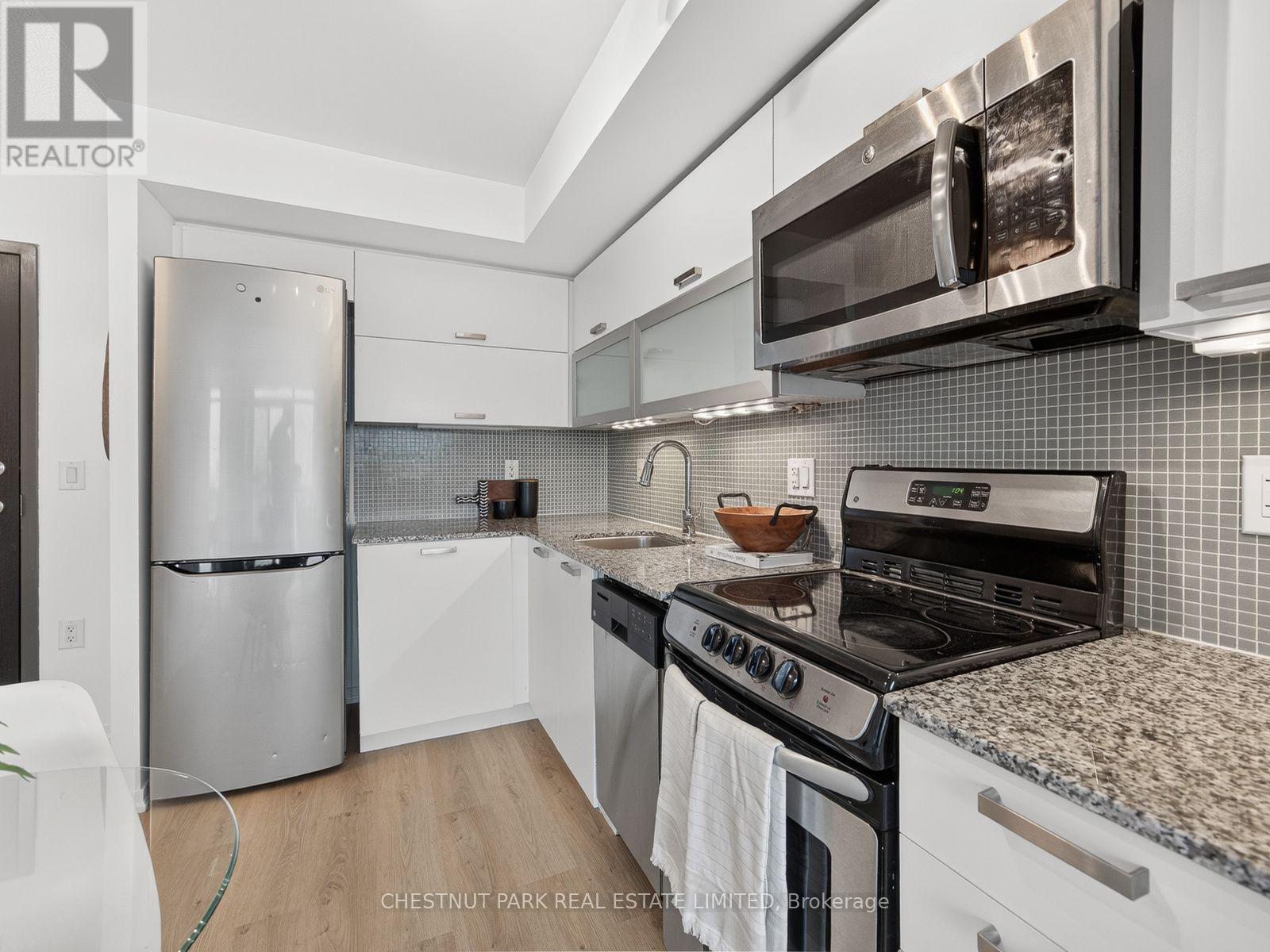 #2111E 36 LISGAR STREET - 7