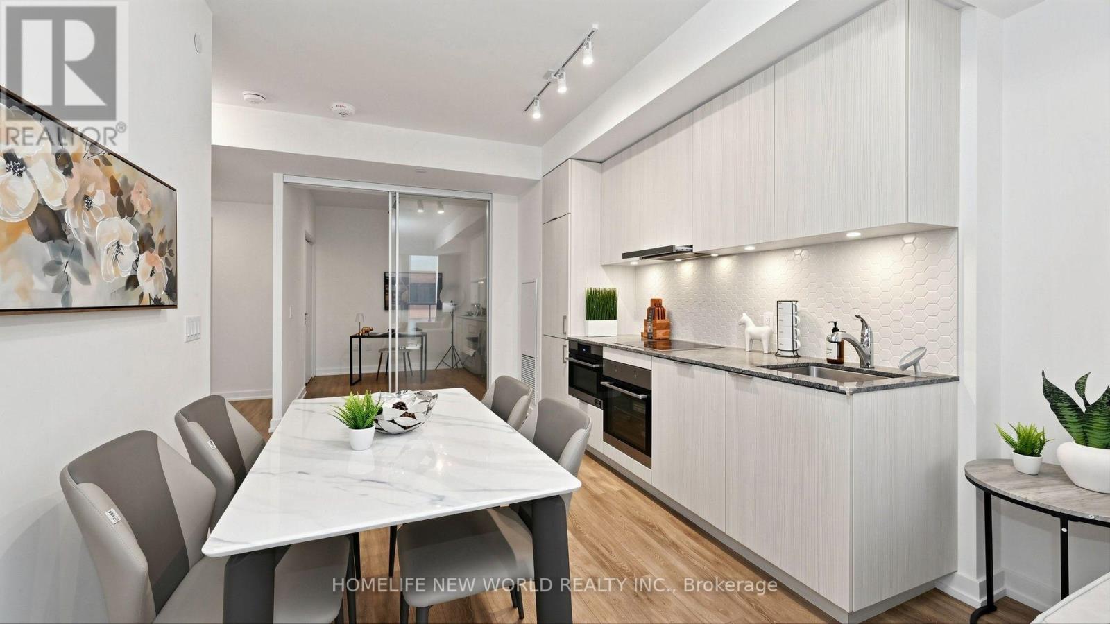 #813 158 FRONT STREET E - 11