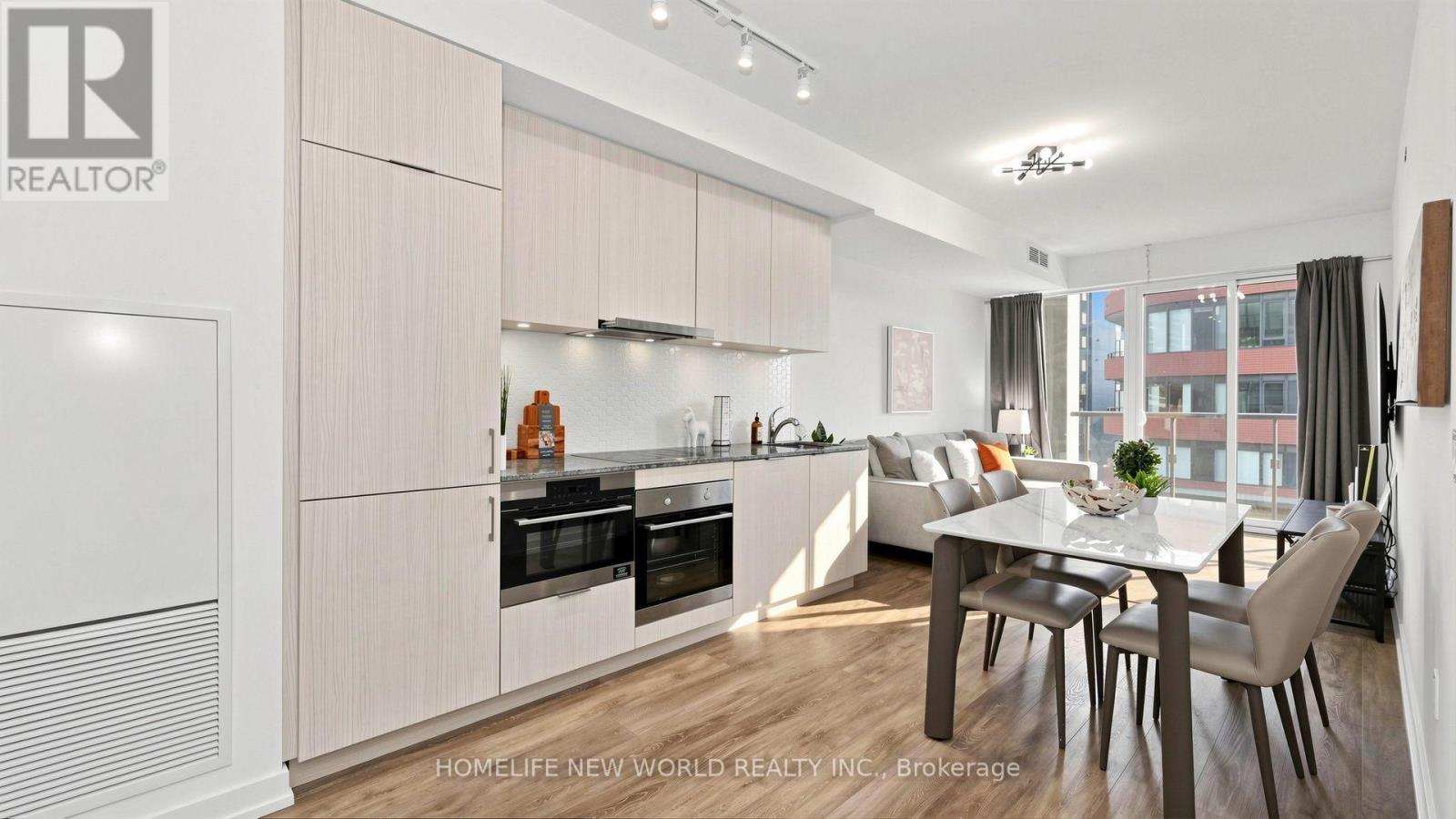 #813 158 FRONT STREET E - 13