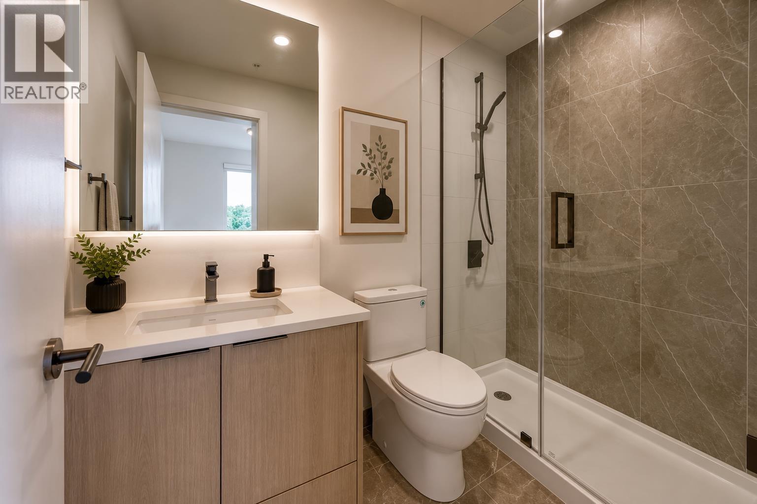 557 422 E 3RD STREET, North Vancouver