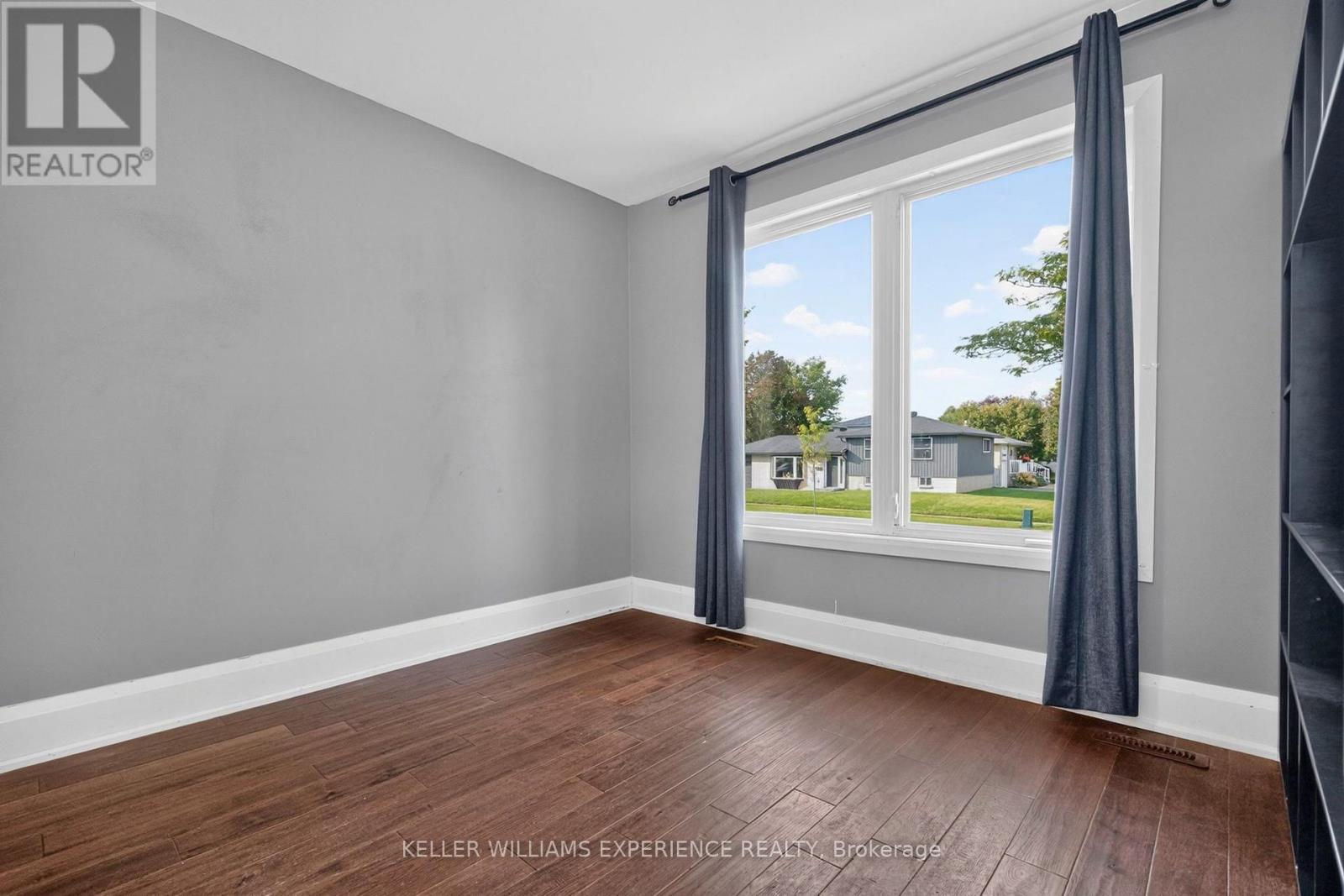 21 B COLLEGE CRESCENT - 12