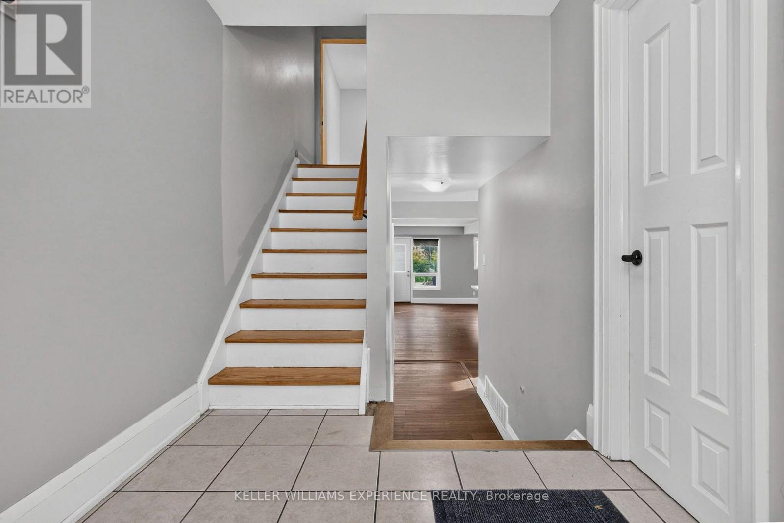 21 B COLLEGE CRESCENT, Barrie (Grove East) — photo 5