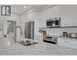 5pc Bathroom - 2, 1936 25a Street Sw, Calgary, AB T3E1Y5 Photo 8