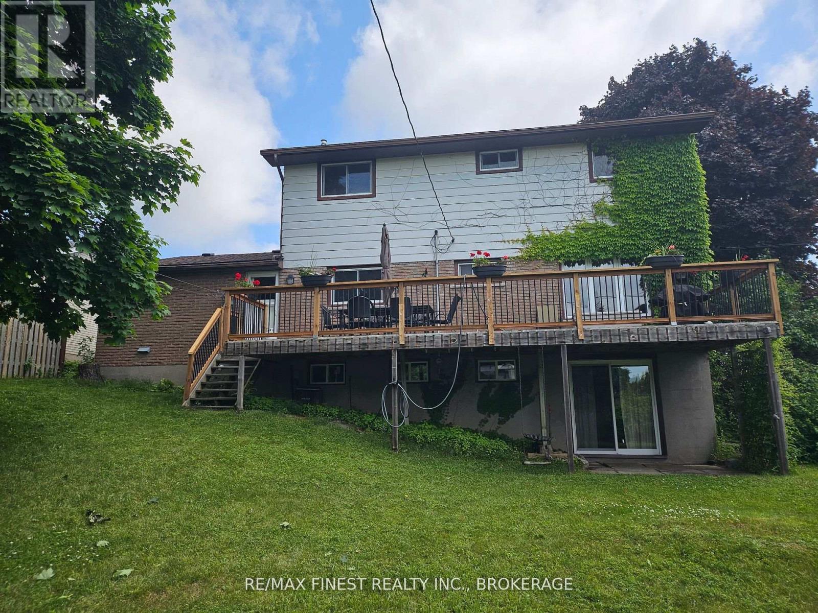 1043 LINCOLN DRIVE - 44