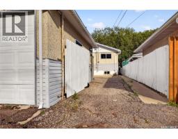 Laundry room - 738 Queen Street, Regina, SK S4T4A3 Photo 8
