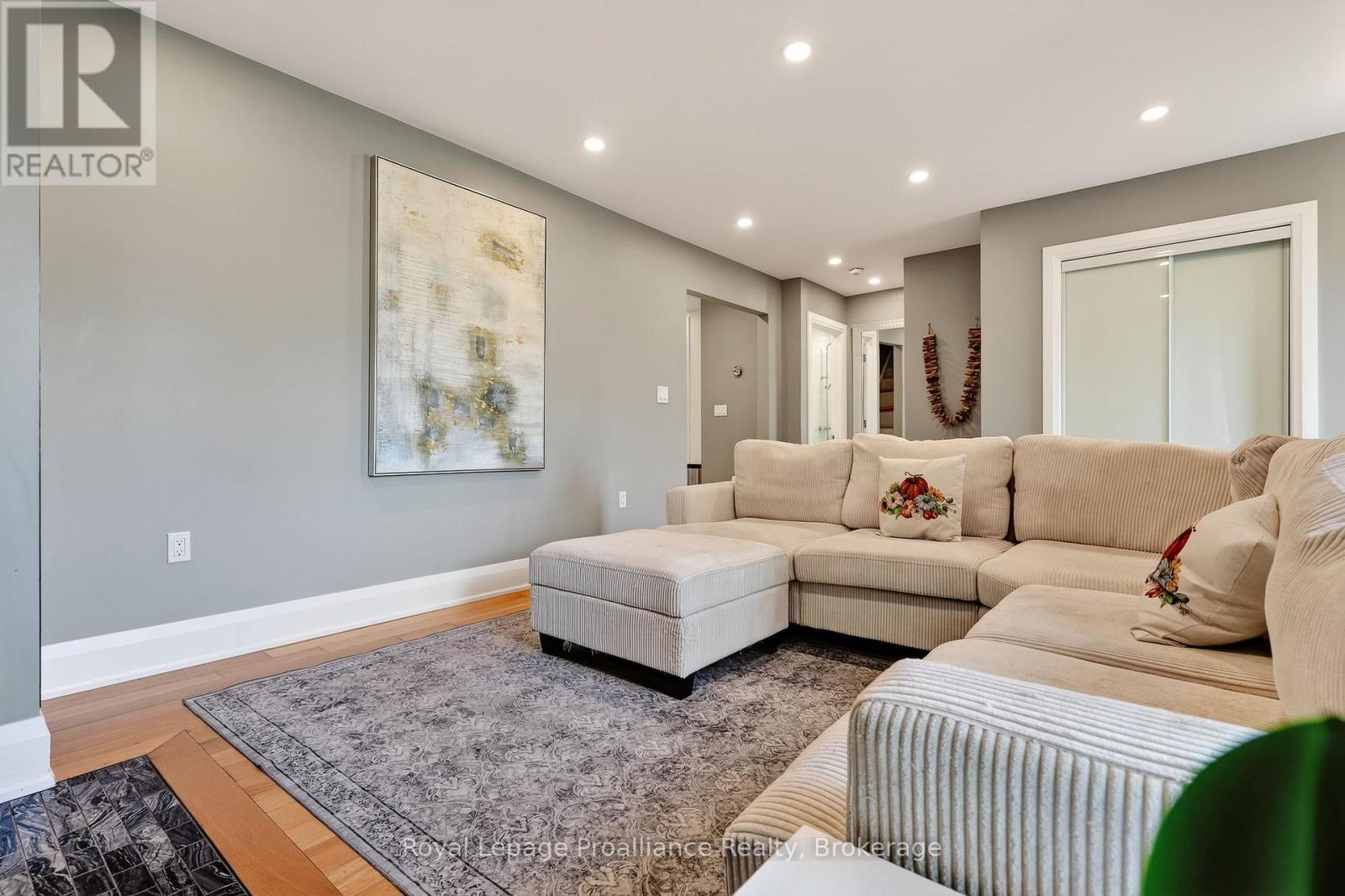 5 CARLETON BOULEVARD - 12
