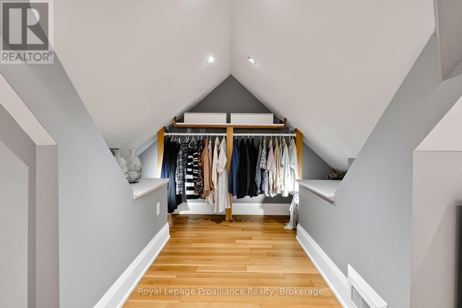 5 CARLETON BOULEVARD - 27