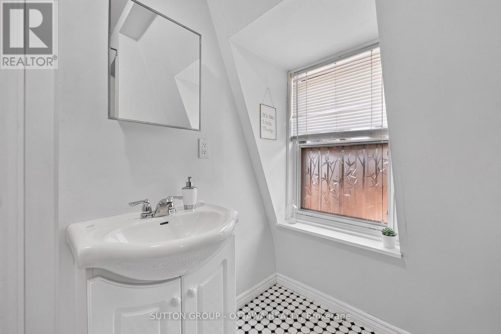 438 LEWIS STREET - 30