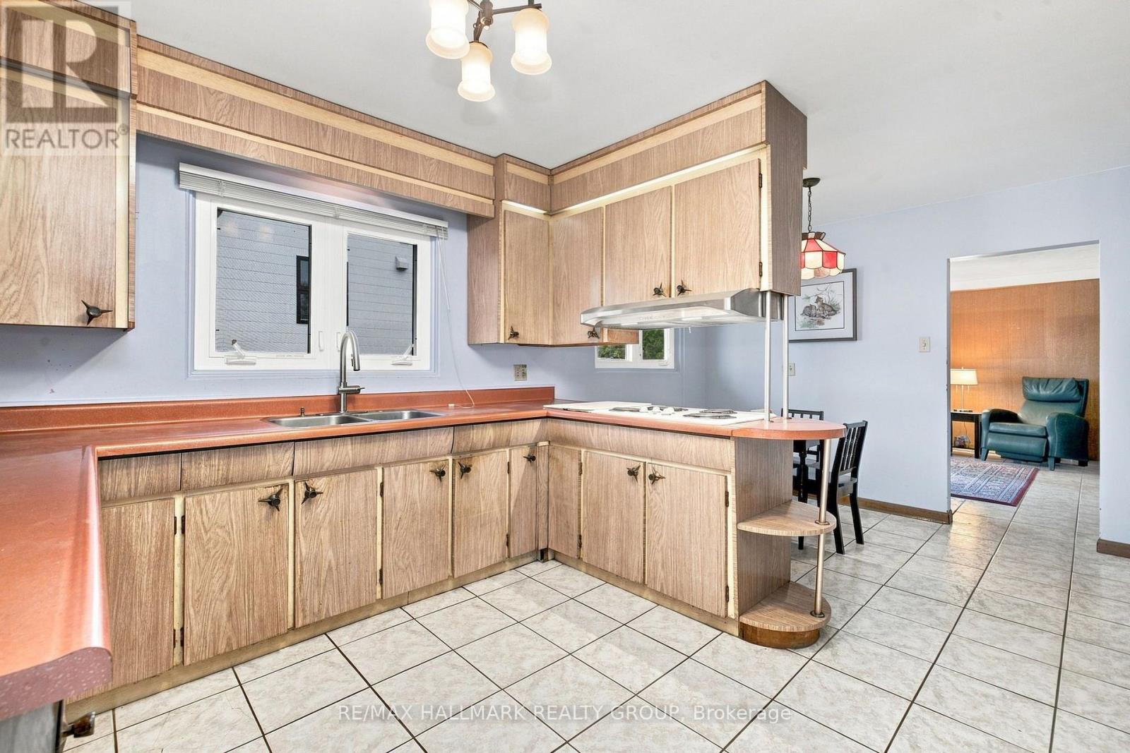 3 Bed, 2 Bath House for Sale in Ottawa – 855 MOUNTAINVIEW AVENUE, Ottawa – MLS# X13773504 - Image 12
