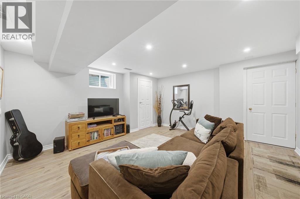 28 COLONIAL Crescent - Image 33