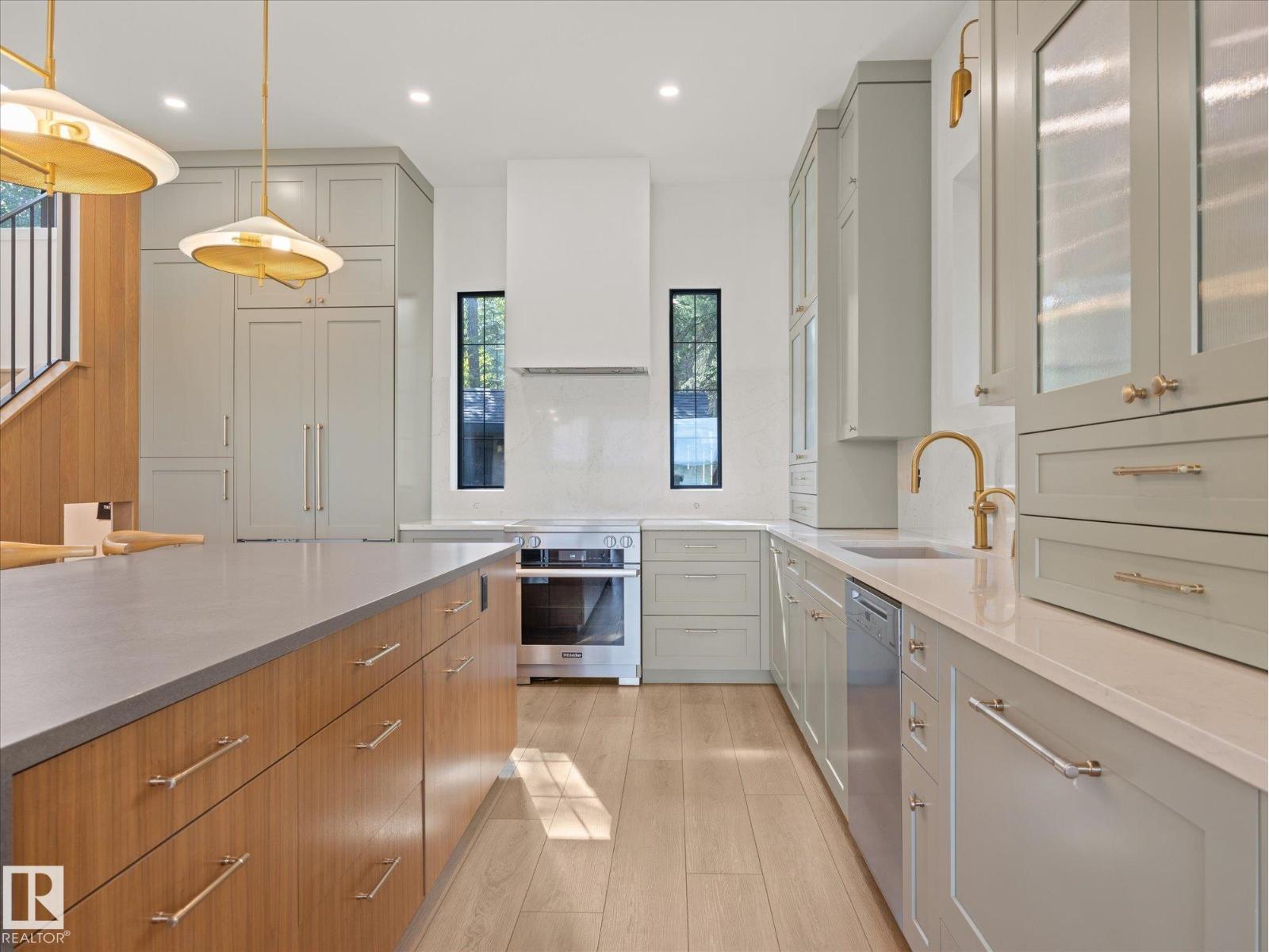 246 Beach AV - 10