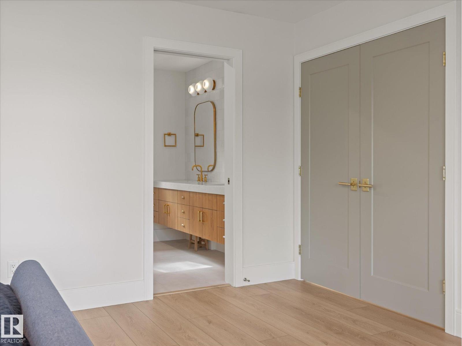 246 Beach AV - 28