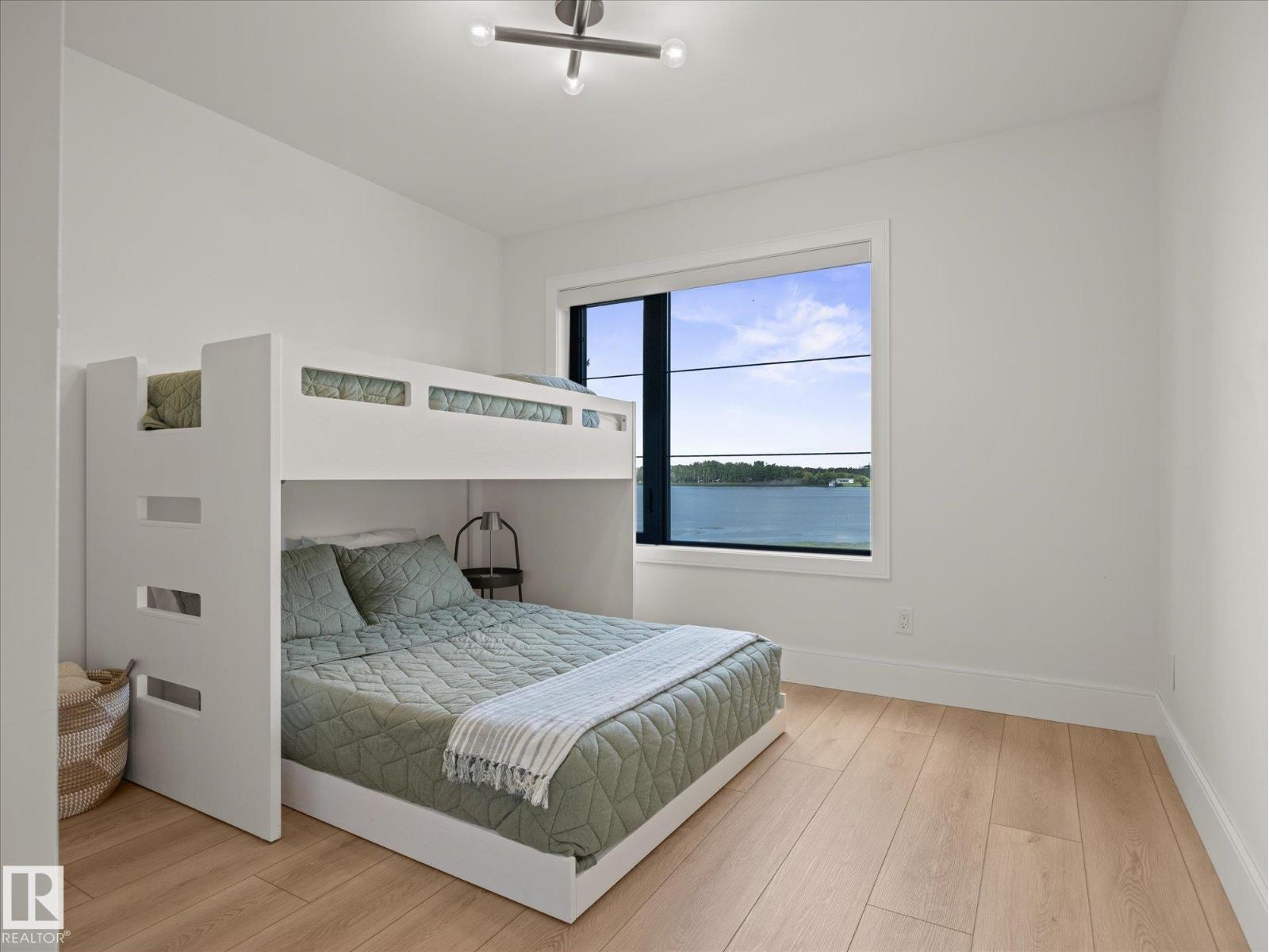 246 Beach AV - 31