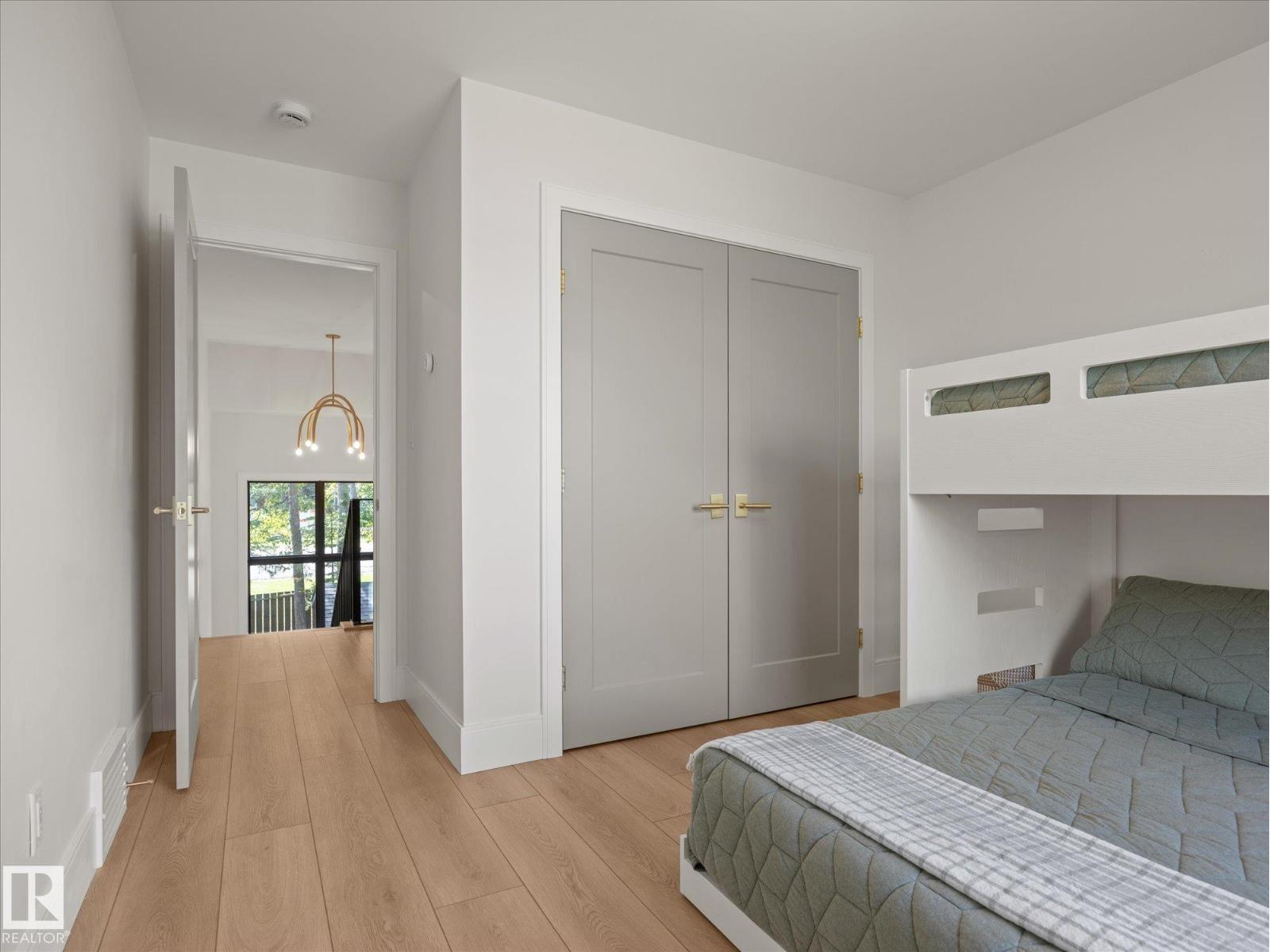 246 Beach AV - 32