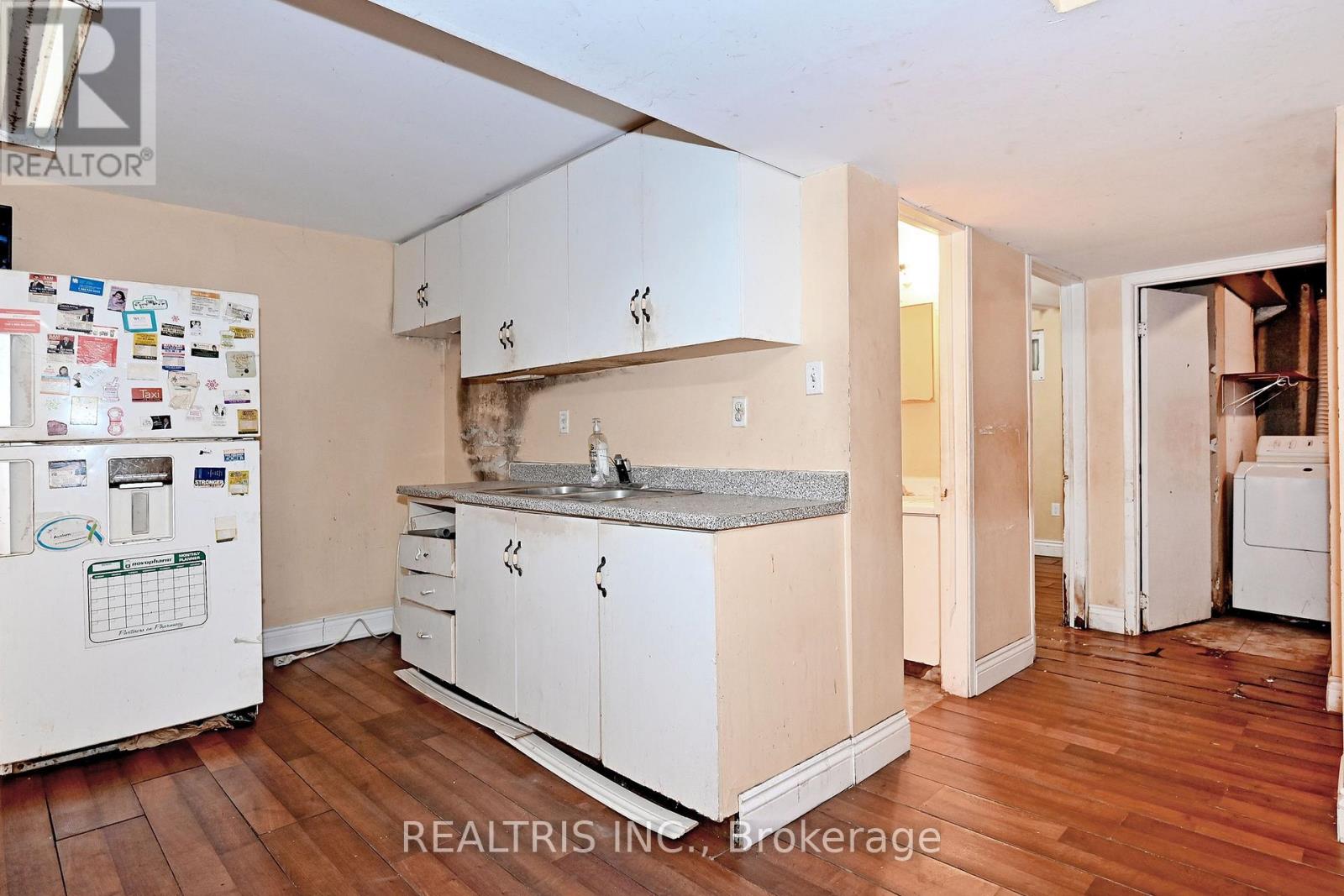 116 SUTHERLAND AVENUE - 23
