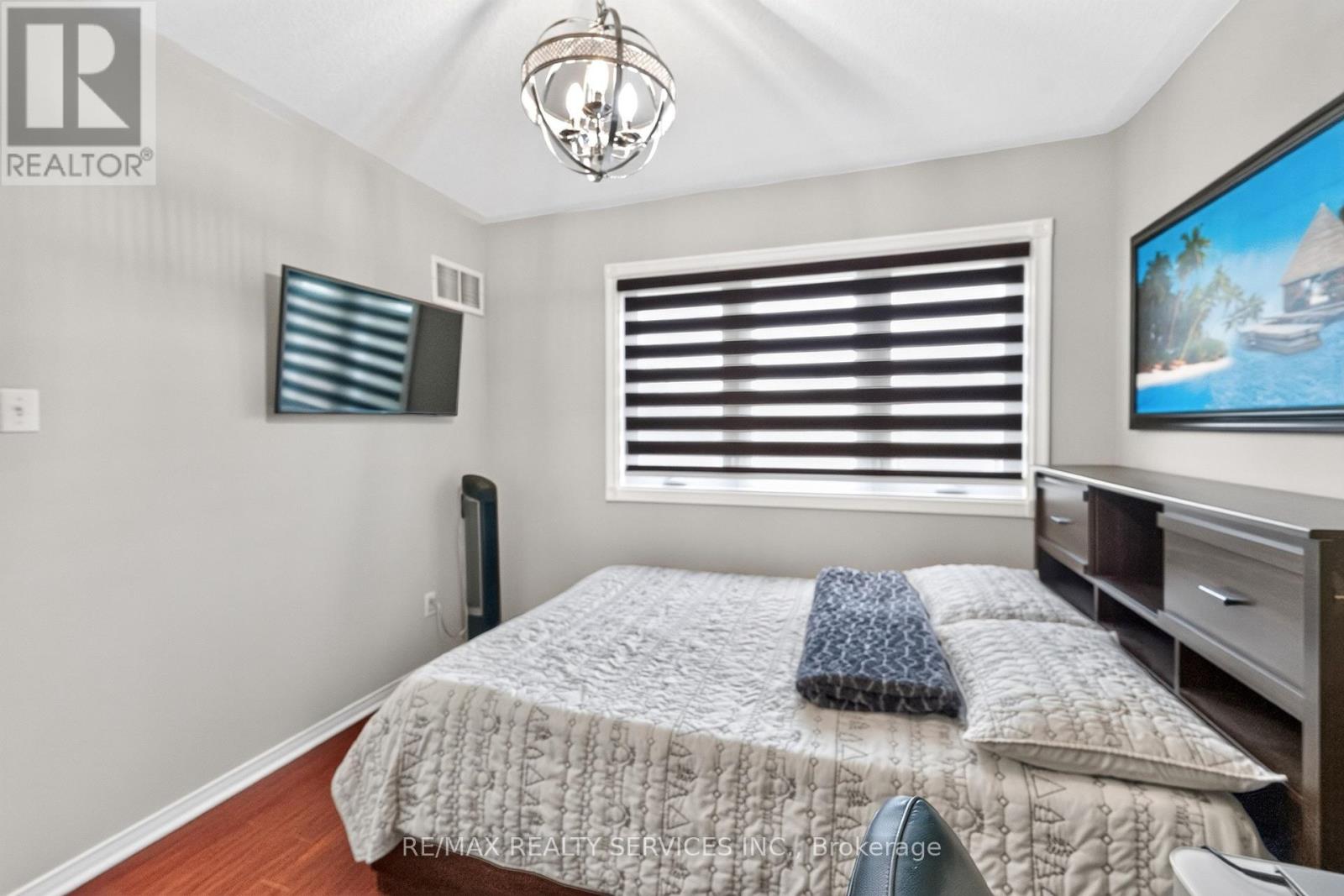 47 TWISTED OAK STREET - Image 32