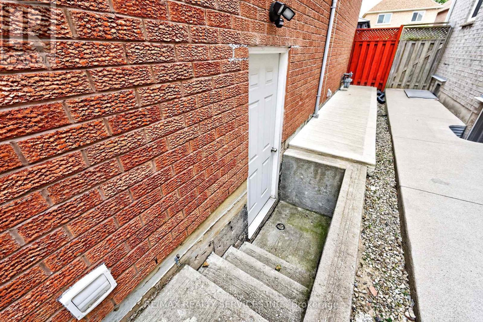 47 TWISTED OAK STREET - Image 37