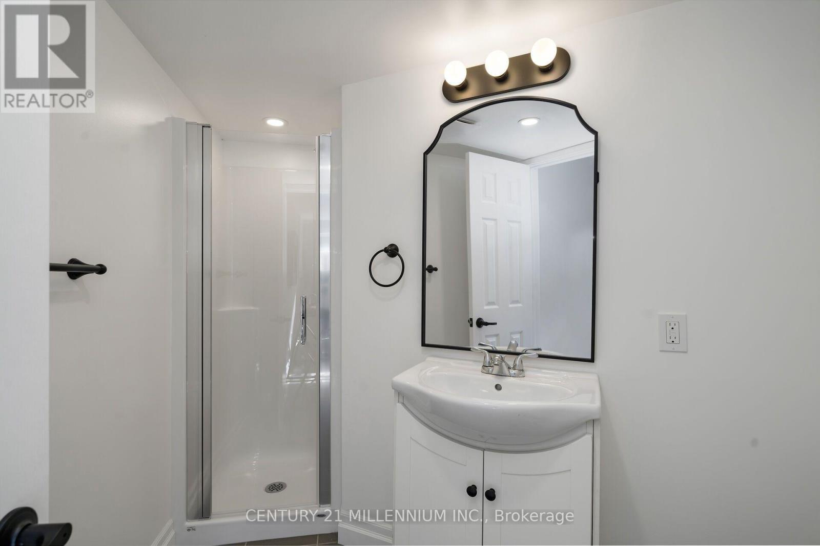 27 DUNDAS STREET W - 31