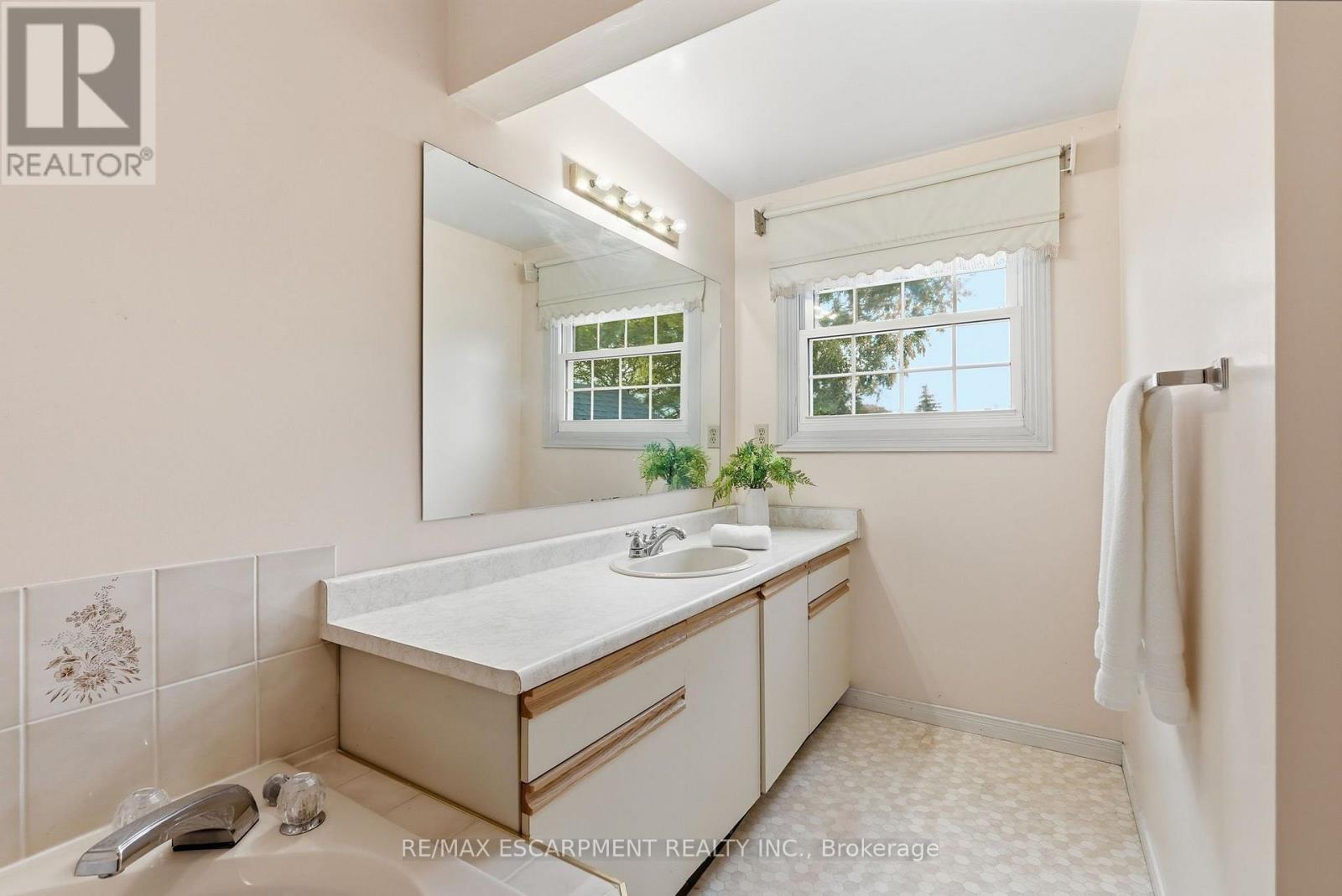 158 RUSHDALE DRIVE - 33