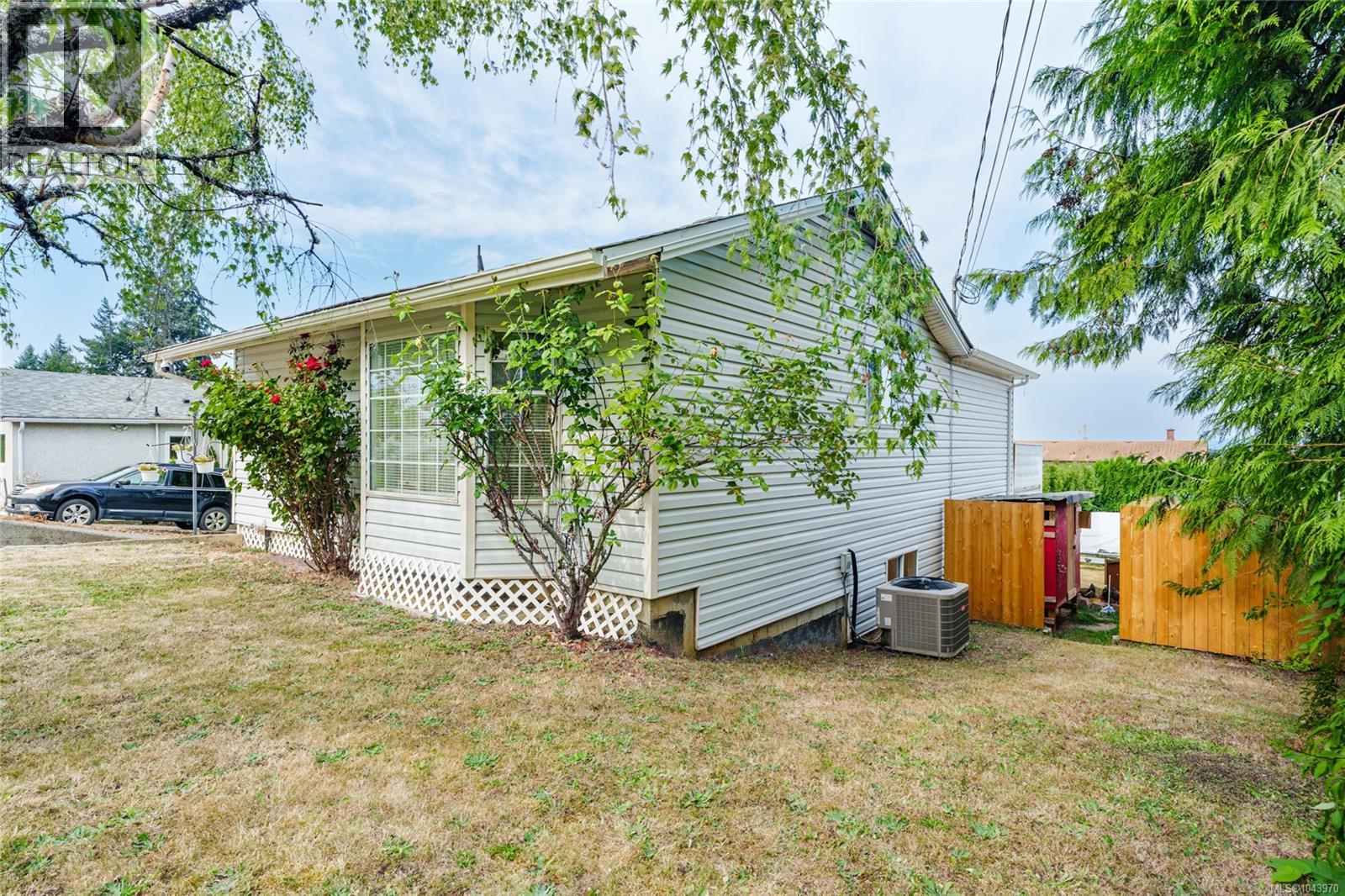 429 Davis Rd, Ladysmith