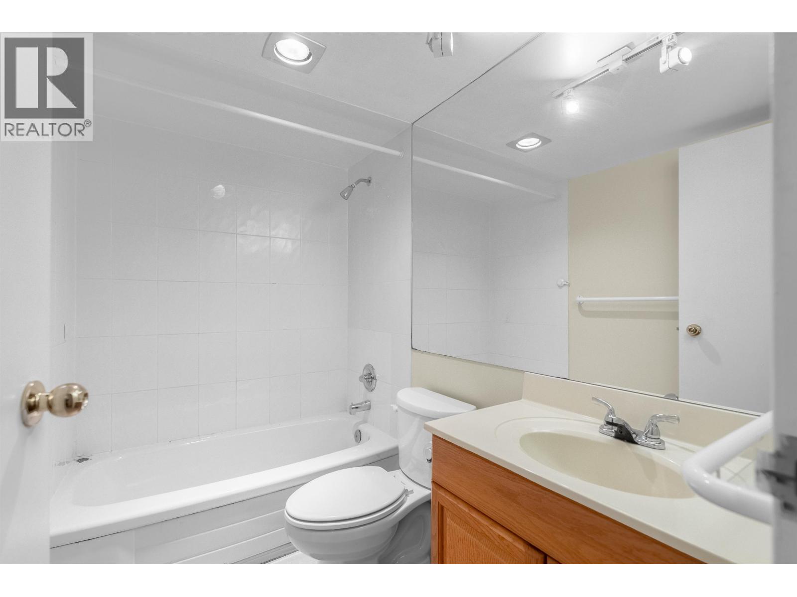 501 2012 FULLERTON AVENUE, North Vancouver