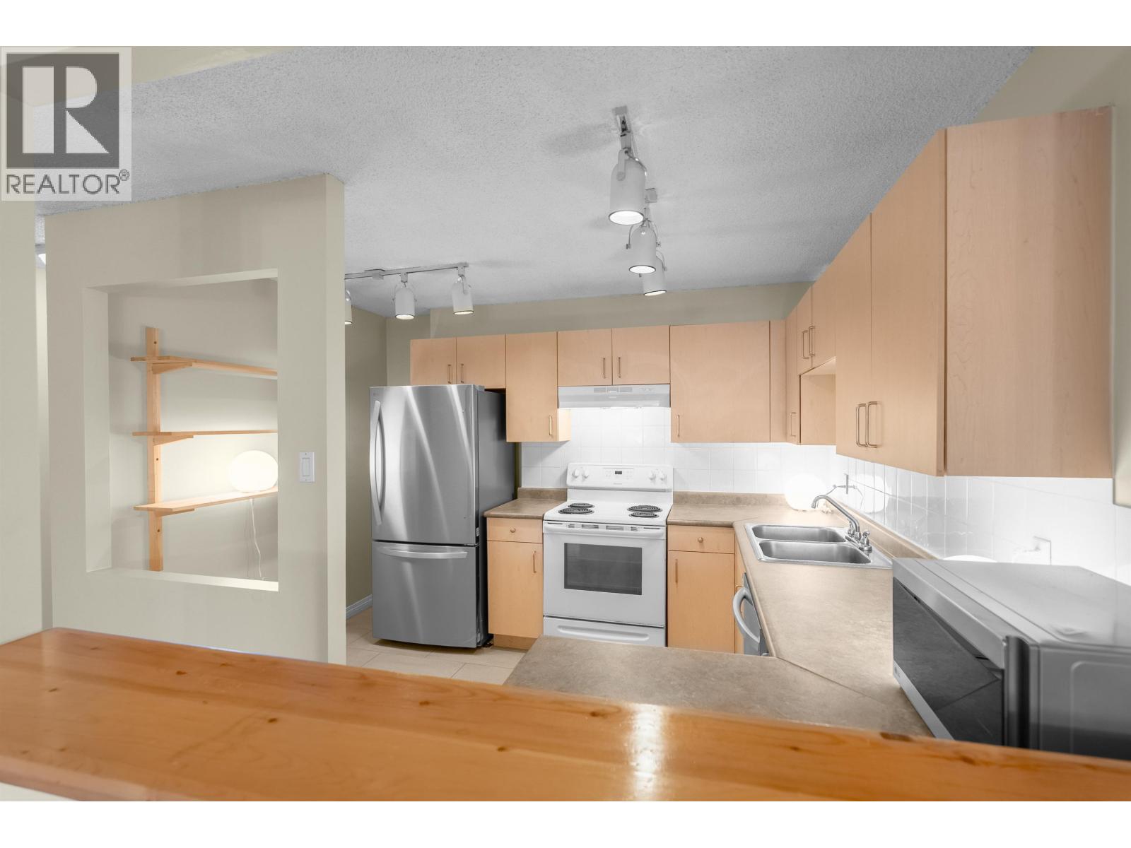 501 2012 FULLERTON AVENUE, North Vancouver