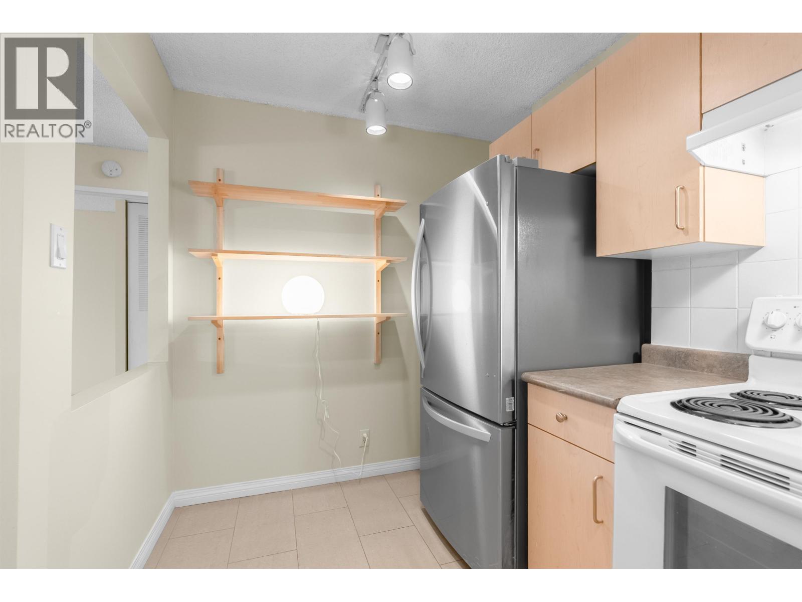 501 2012 FULLERTON AVENUE, North Vancouver