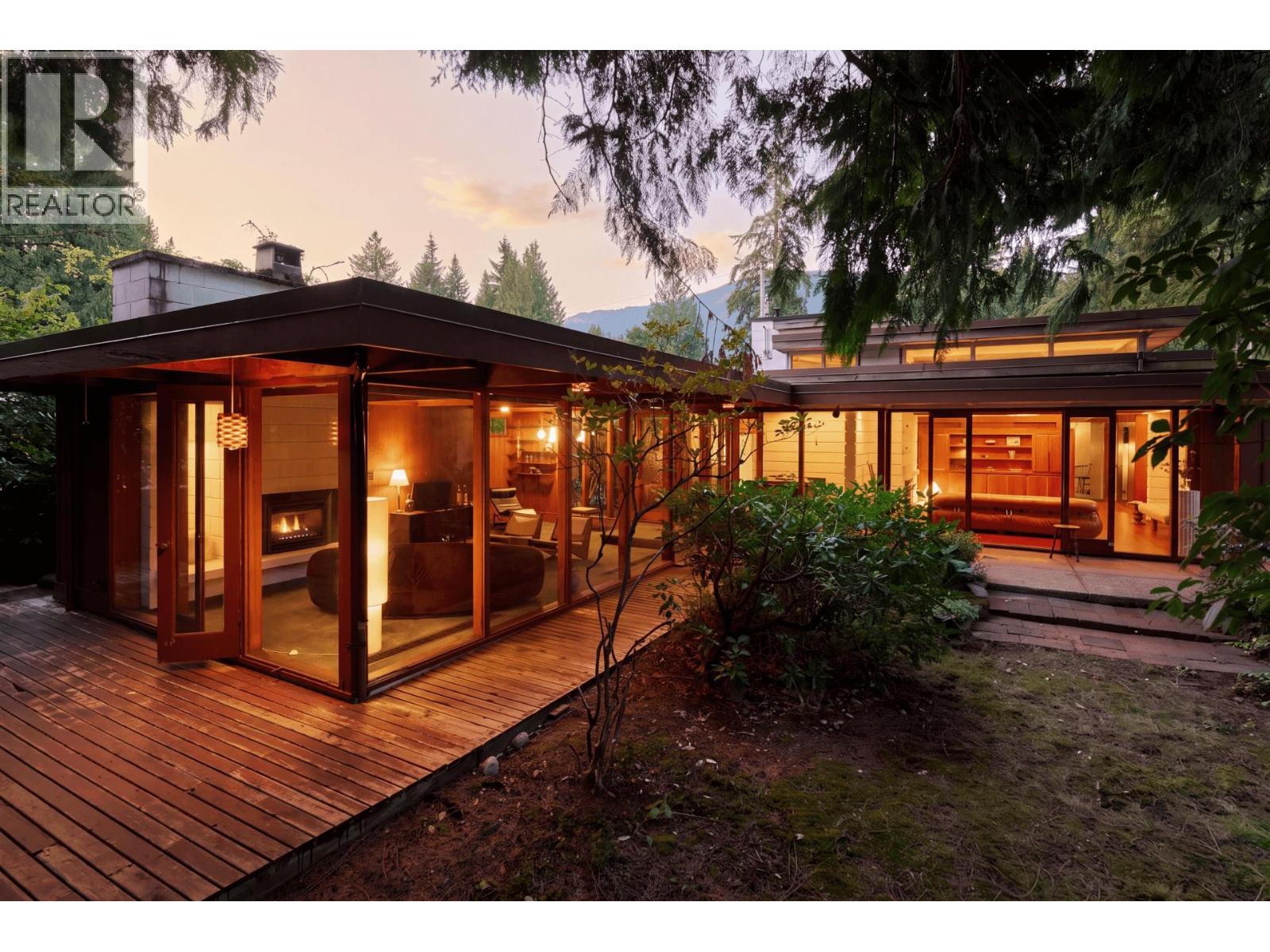 4065 SUNSET BOULEVARD, North Vancouver