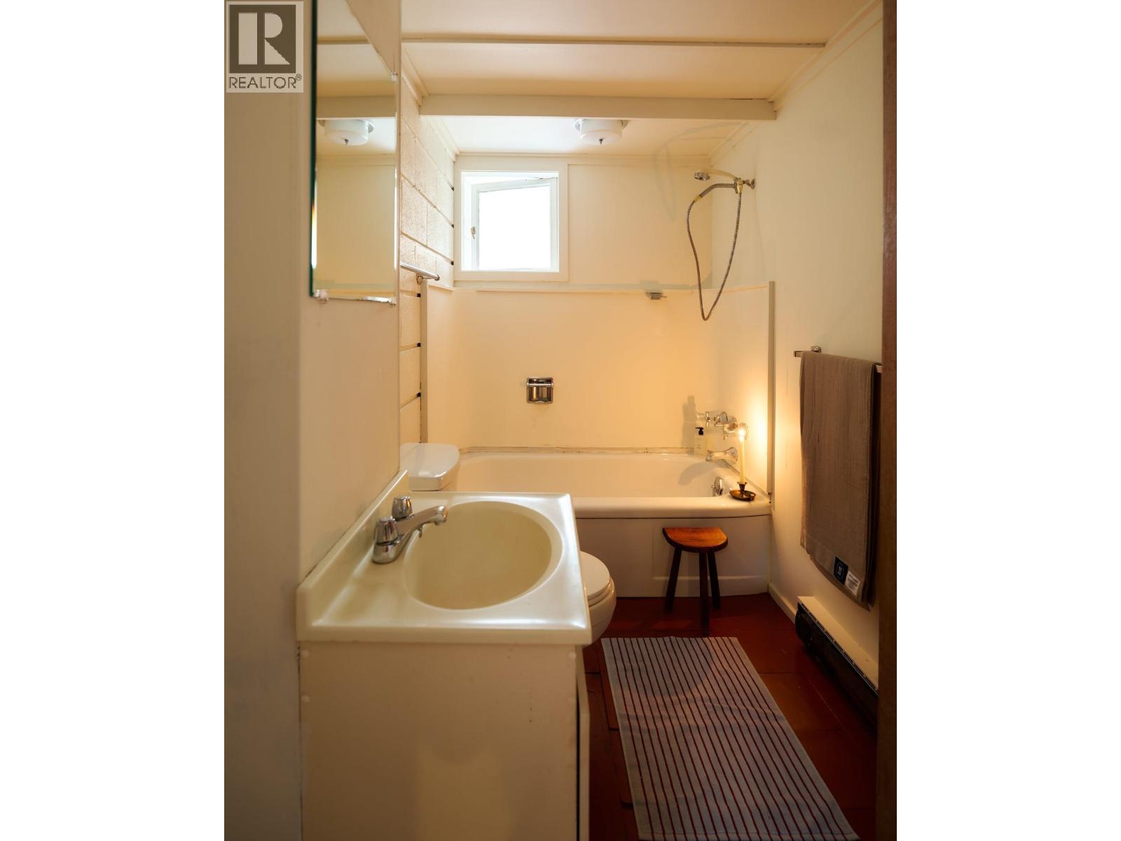 4065 SUNSET BOULEVARD, North Vancouver