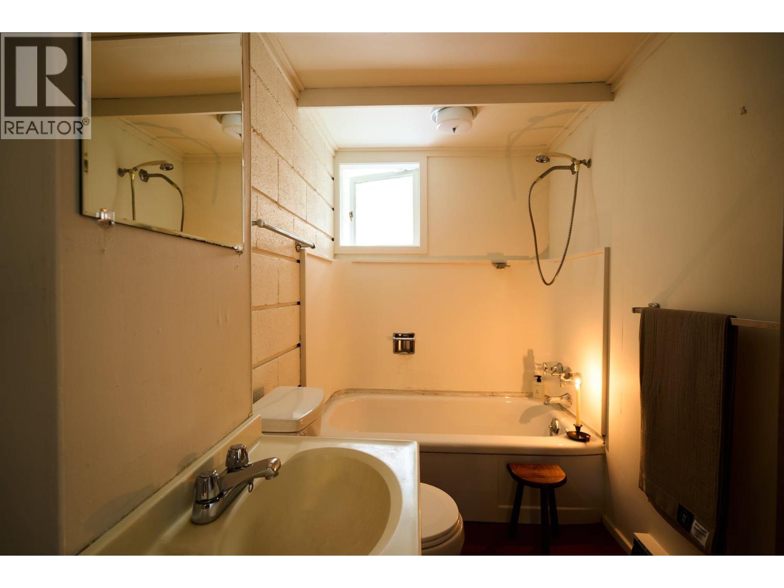 4065 SUNSET BOULEVARD, North Vancouver