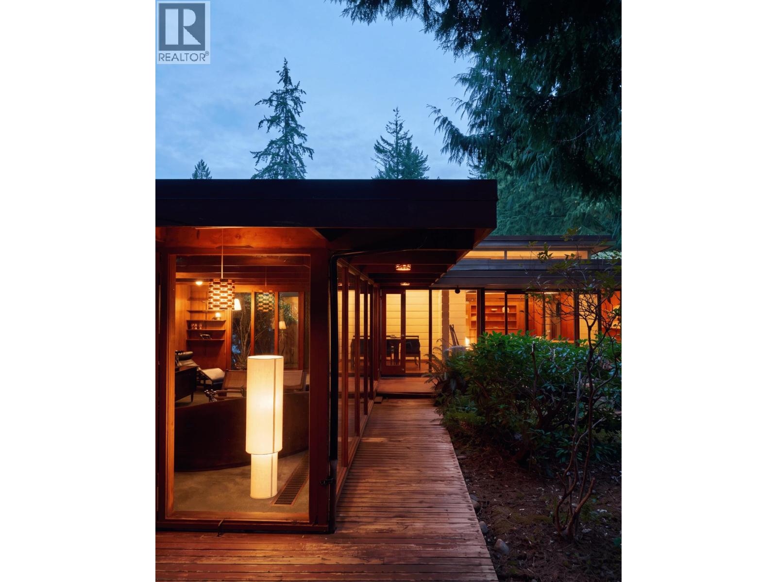 4065 SUNSET BOULEVARD, North Vancouver