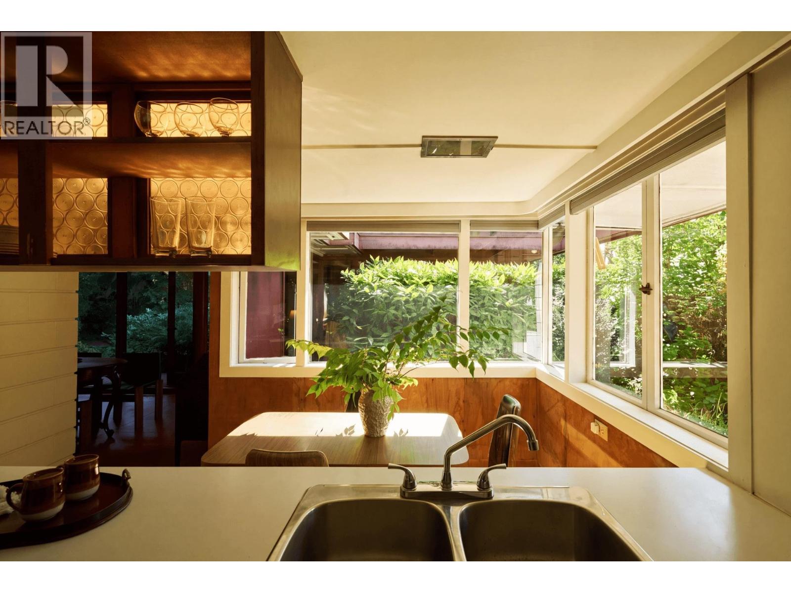 4065 SUNSET BOULEVARD, North Vancouver