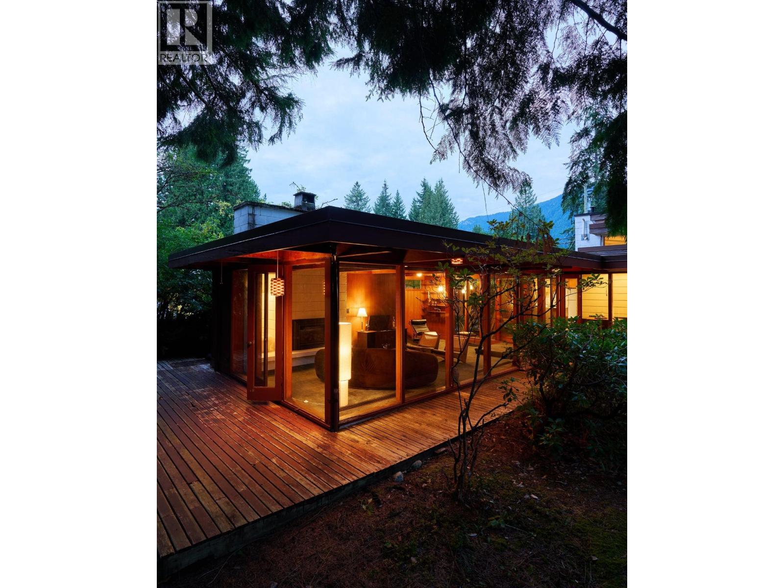 4065 SUNSET BOULEVARD, North Vancouver