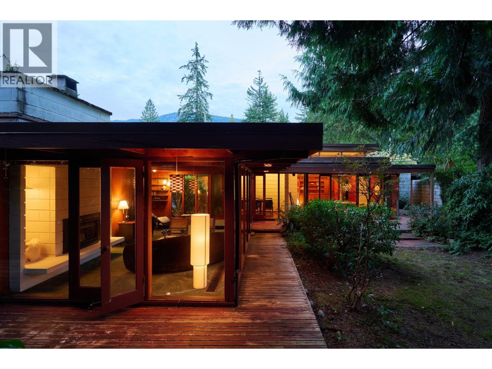 4065 SUNSET BOULEVARD, North Vancouver